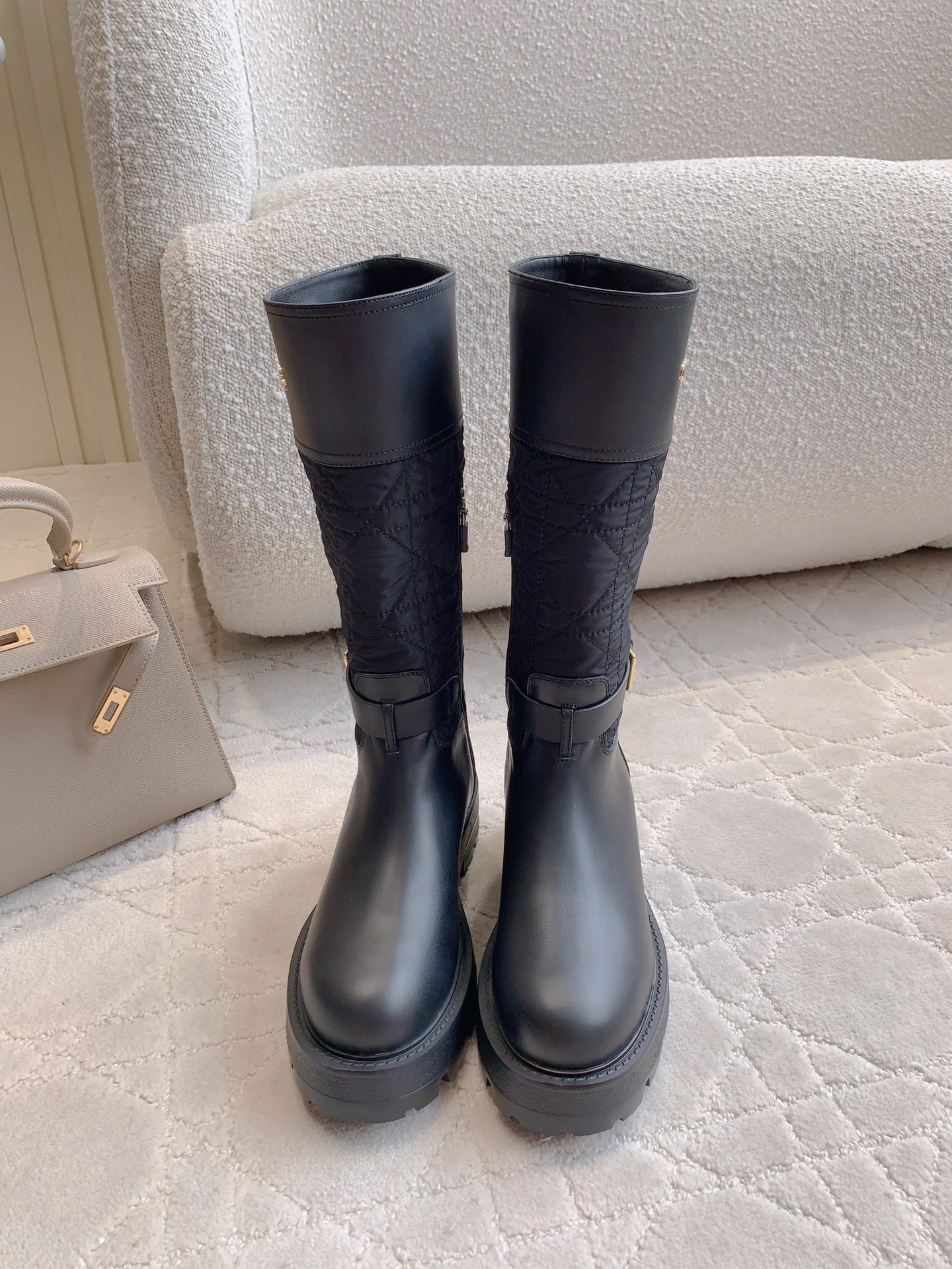 NO:537067,Dio* new long boots and knight boots, very brand-recognizable embroidery elements, making the whole pair of boots look so beautiful!  The boots are super cool, the upper is imported calfskin splicing 3D embroidery, inner foot pad sheepskin original mold opening Tpu outsole size 35-39 (40 41 42 custom made), boots, dior, boots, cowhide, sheepskin19860909Dio*新款长靴骑士靴 很有品牌辨识度的刺绣元素 让整双靴子颜值爆棚！靴型超级赞 上脚太酷了 鞋面进口小牛皮拼接3D刺绣 内里垫脚羊皮 原版开模Tpu大底 尺码35-39（40 41 42定做）,靴子,dior,boots,cowhide,sheepskin,Women's Shoes