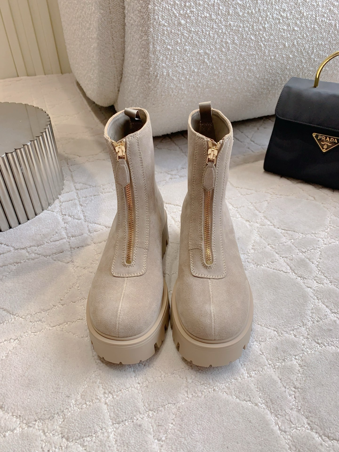 NO:536194,PRAD* newest triangular thick-soled boots, classic triangular logo decoration, smooth and handsome shoe shape, super easy to wear, it's cool and amazing on the feet, versatile boots, upper cowhide, original mold opening triangle logo, inner footing cowhide, original mold opening broadsol, size 35-39 (customized for 40 41), boots, prada, boots, cowhide19860909PRAD*新款三角标厚底短靴 经典三角标装饰 鞋型流畅帅气 超好穿 上脚简直酷炸了 万年百搭靴 鞋面牛皮 原版开模三角标 内里垫脚牛皮 原版开模大底 尺码35-39（40 41定做）,靴子,prada,boots,cowhide,Women's Shoes