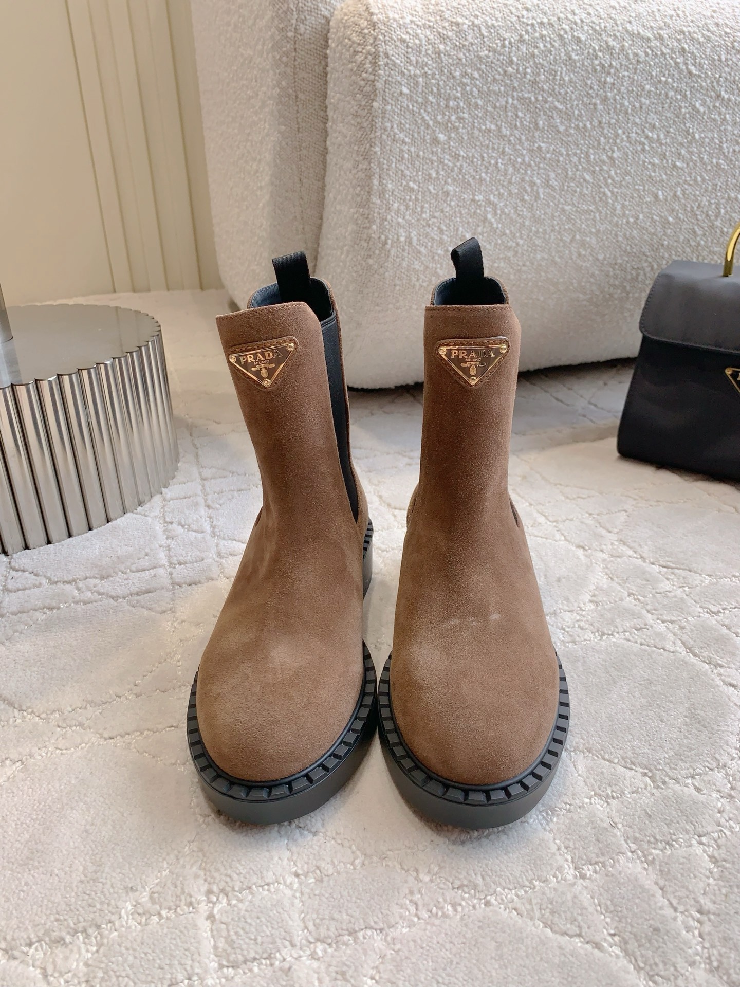 NO:536183,PRAD* newest triangular thick-soled boots, classic triangular logo decoration, smooth and handsome shoe shape, super easy to wear, it's cool and amazing on the feet, versatile boots, upper cowhide, original mold opening triangle logo, inner footing cowhide, original mold opening broadsol, size 35-39 (customized for 40 41), boots, prada, boots, cowhide19860909PRAD*新款三角标厚底短靴 经典三角标装饰 鞋型流畅帅气 超好穿 上脚简直酷炸了 万年百搭靴 鞋面牛皮 原版开模三角标 内里垫脚牛皮 原版开模大底 尺码35-39（40 41定做）,靴子,prada,boots,cowhide,Women's Shoes