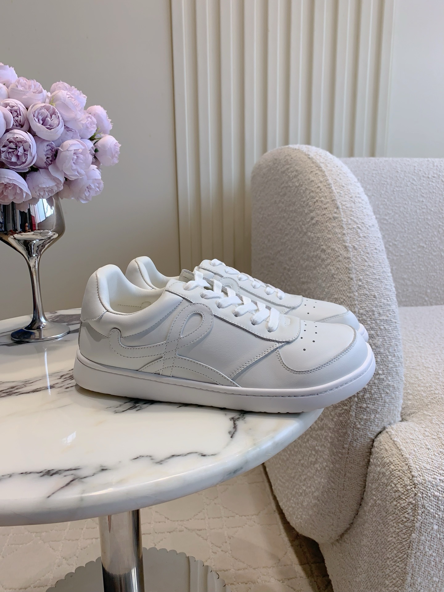 NO:537060,Women's style, men's style, LOEW* New Jambo casual white shoes, still has a distinctive tilted head design and full leather material, engraved with Anagram's old-fashioned soles. The overall versatile and distinctive design details. The minimalist style is really the ultimate, and it is really versatile!  Just wear it easily and the shoes are very high-end and light!  No pressure to go shopping!  The biggest feature of this shoe is invincible and comfortable to wear, it is light and has no weight-bearing feeling, and it does not require a running-in period, so comfortable that you feel like you are not wearing shoes!  Calfskin upper, inner foot pad sheepskin original mold open sole, women's size 35-39 (40 41 custom made) men's size 39-44 (45 custom made), casual shoes/sports shoes, loewe, sneakers, cowhide, sheepskin19860909女款 男款 LOEW* 新款Jambo 休闲小白鞋板鞋 依旧是有特色的歪头设计搭配全皮面的材质,雕刻Anagram老花鞋底 整体百搭又有特色的设计小细节 极简风格真的做到极致、实在太百搭！随便穿搭就可以很高级、鞋子很轻便！逛街暴走无压力！这鞋最大特点上脚无敌舒适、穿起来很轻盈没有负重感,无需磨合期、舒适到让你感觉没穿鞋一样！ 鞋面小牛皮 内里垫脚羊皮 原版开模大底 女码35-39（40 41定做）男码39-44（45定做）,休闲鞋/运动鞋,loewe,sneakers,cowhide,sheepskin,Women's Shoes