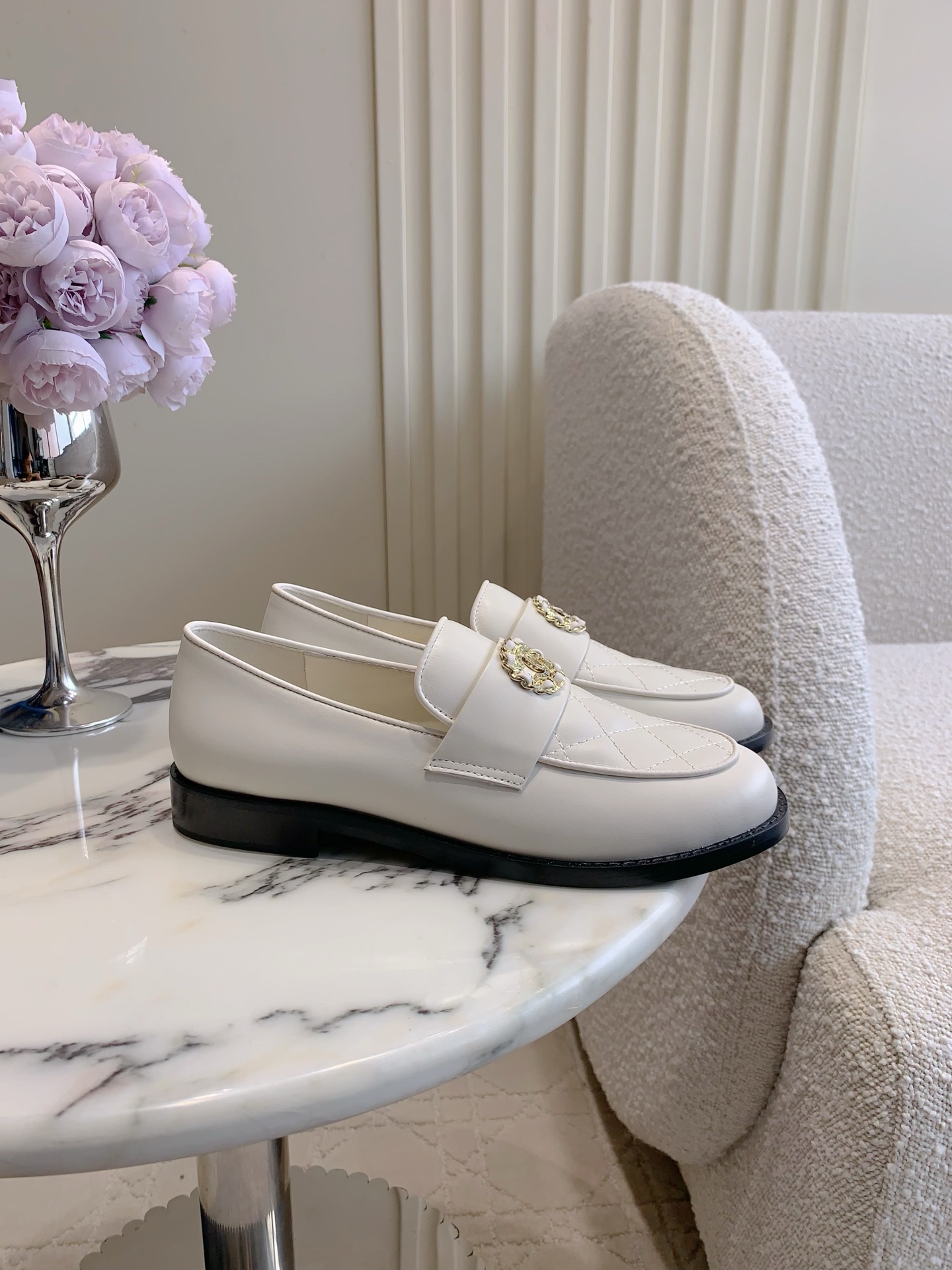 NO:536170,CHANE's newest rhinestone buckle rhombus loafers classic and outdated shoe shape, exquisite and high-end sense with double C-model logo, college style versatile and age-reducing, all kinds of outfits can be controlled, cowhide upper, inner footbed sheepskin Italian leather outsole size 35-39 (34 40 41 42 customized), loafers, chanel, loafers, cowhide, sheepskin, Leather soles19860909CHANE*新款水钻扣菱格乐福鞋 经典不过时的鞋型 搭配双C开模logo精致的高级感 学院风百搭又减龄 各种穿搭都能驾驭 鞋面牛皮 内里垫脚羊皮 意大利真皮大底 尺码35-39（34 40 41 42定做）,乐福鞋,chanel,loafers,cowhide,sheepskin,Leather soles,Women's Shoes