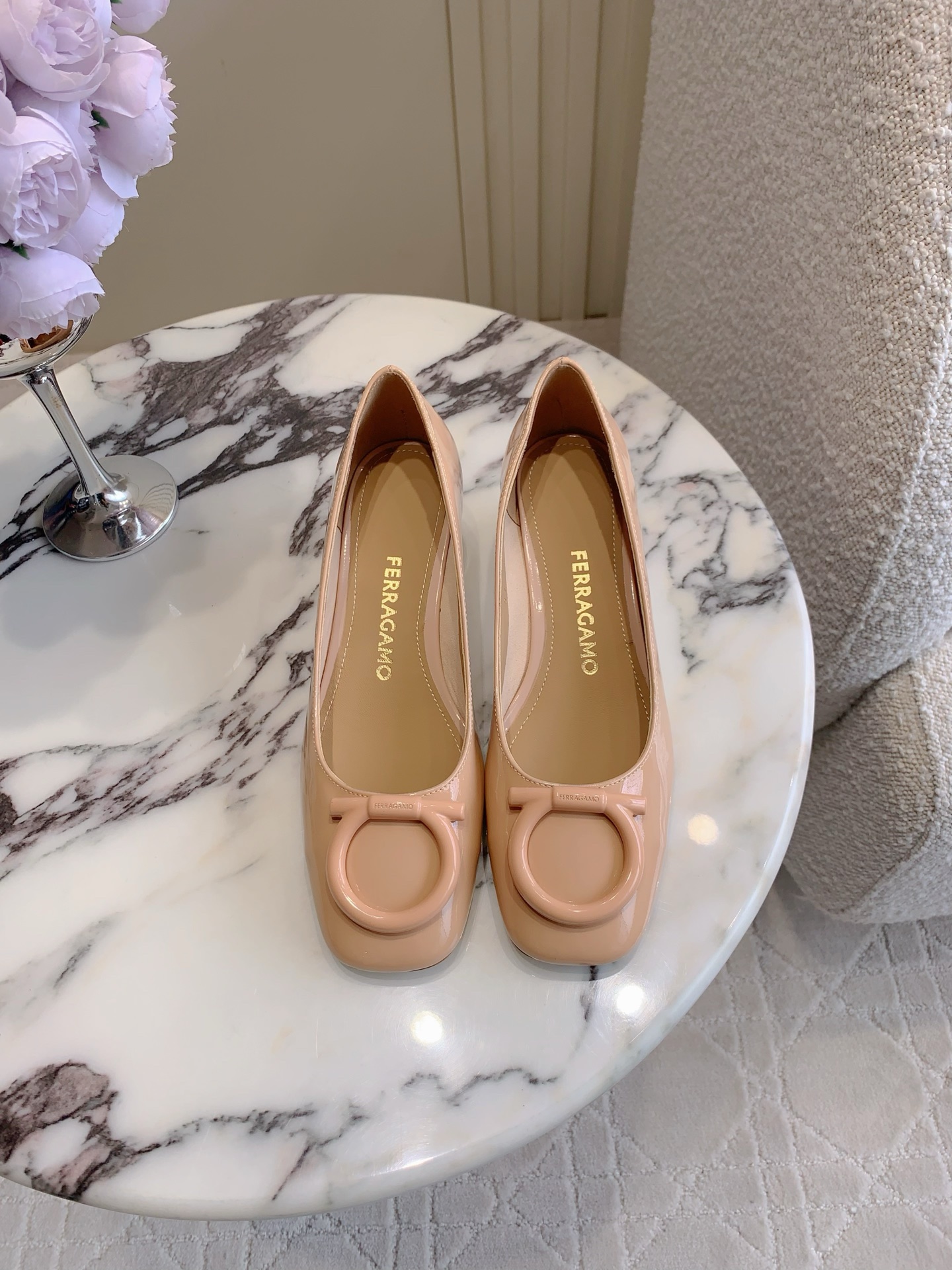 NO:537052,Ferragam's newest thick high heeled single shoes, the design is very exquisite, every detail is full of artistic sense, appearance and comfort coexist, the chaebol's daughter is a visual feeling, upper calfskin/Yangjing ZP mold opening hardware buckle inner foot pad sheepskin Italian leather outsole Heel height 4.5cm Size 35-39 (34 40 customized), single shoes, ferragamo, cowhide, sheepskin, sheep, Leather soles19860909Ferragam*新款粗高跟单鞋 设计非常精致 每一个细节都充满了艺术感 颜值与舒适并存 财阀千金即视感 鞋面小牛皮/羊京 ZP开模五金扣 内里垫脚羊皮 意大利真皮大底 跟高4.5cm 尺码35-39（34 40定做）,单鞋,ferragamo,cowhide,sheepskin,sheep,Leather soles,Women's Shoes