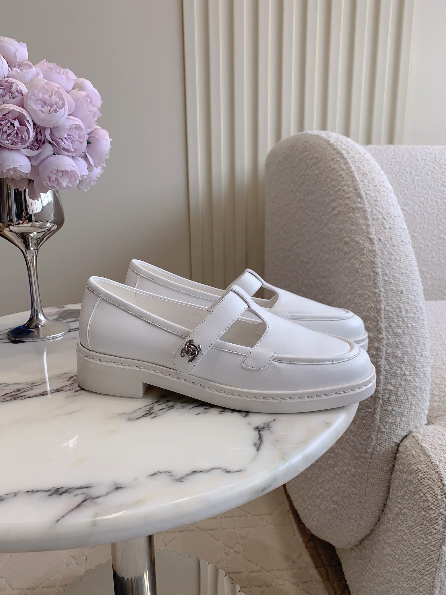 NO:536166,CHANE's newest Mary Jane single shoes. The high-end feeling of Xiangjia always makes people feel capitalized. It looks simple and very high-end on the feet. Absolutely girly. Comfortable and easy to wear. Upper lambskin. Inner footbed sheepskin. Italian leather outsole. Size 35-39 (customized for 40 41). Single shoes, chanel, chanel, mary jane, sheepskin, Leather soles.19860909CHANE*新款玛丽珍单鞋 香家高级感这块总让人大写的服气 看起来简单的款式 但上脚就莫名很高级 绝对的少女感 舒适好穿 鞋面小羊皮 内里垫脚羊皮 意大利真皮大底 尺码35-39（40 41定做）,单鞋,chanel,chanel,mary jane,sheepskin,Leather soles,Women's Shoes