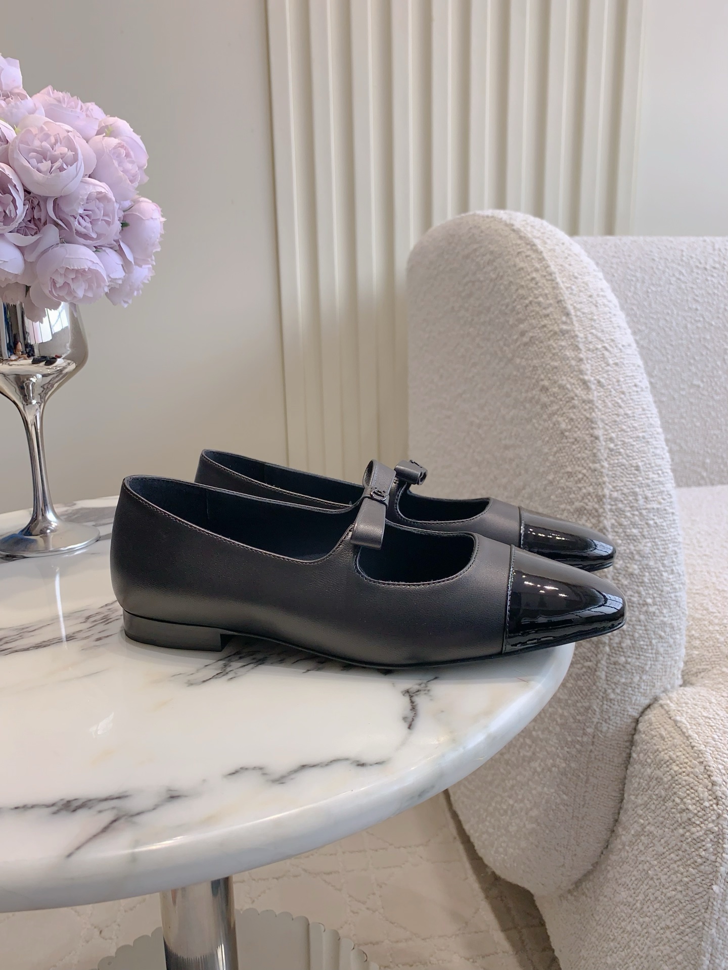 NO:536160,CHANE's newest bow Mary Zhen shoes. The high-end style of Xiangjia always makes people feel capitalized. It looks simple but it is inexplicably high-end on the feet. Absolute girlish feeling. Comfortable and easy to wear. Upper lambskin, inner footbed lambskin Italian leather outsole. Size 35-39 (34 40 41 customized), single shoes Mary Zhen, chanel, chanel, mary jane, sheepskin, Leather soles19860909CHANE*新款蝴蝶结玛丽珍鞋 香家高级感这块总让人大写的服气 看起来简单的款式 但上脚就莫名很高级 绝对的少女感 舒适好穿 鞋面小羊皮 内里垫脚羊皮 意大利真皮大底 尺码35-39（34 40 41定做）,单鞋玛丽珍,chanel,chanel,mary jane,sheepskin,Leather soles,Women's Shoes