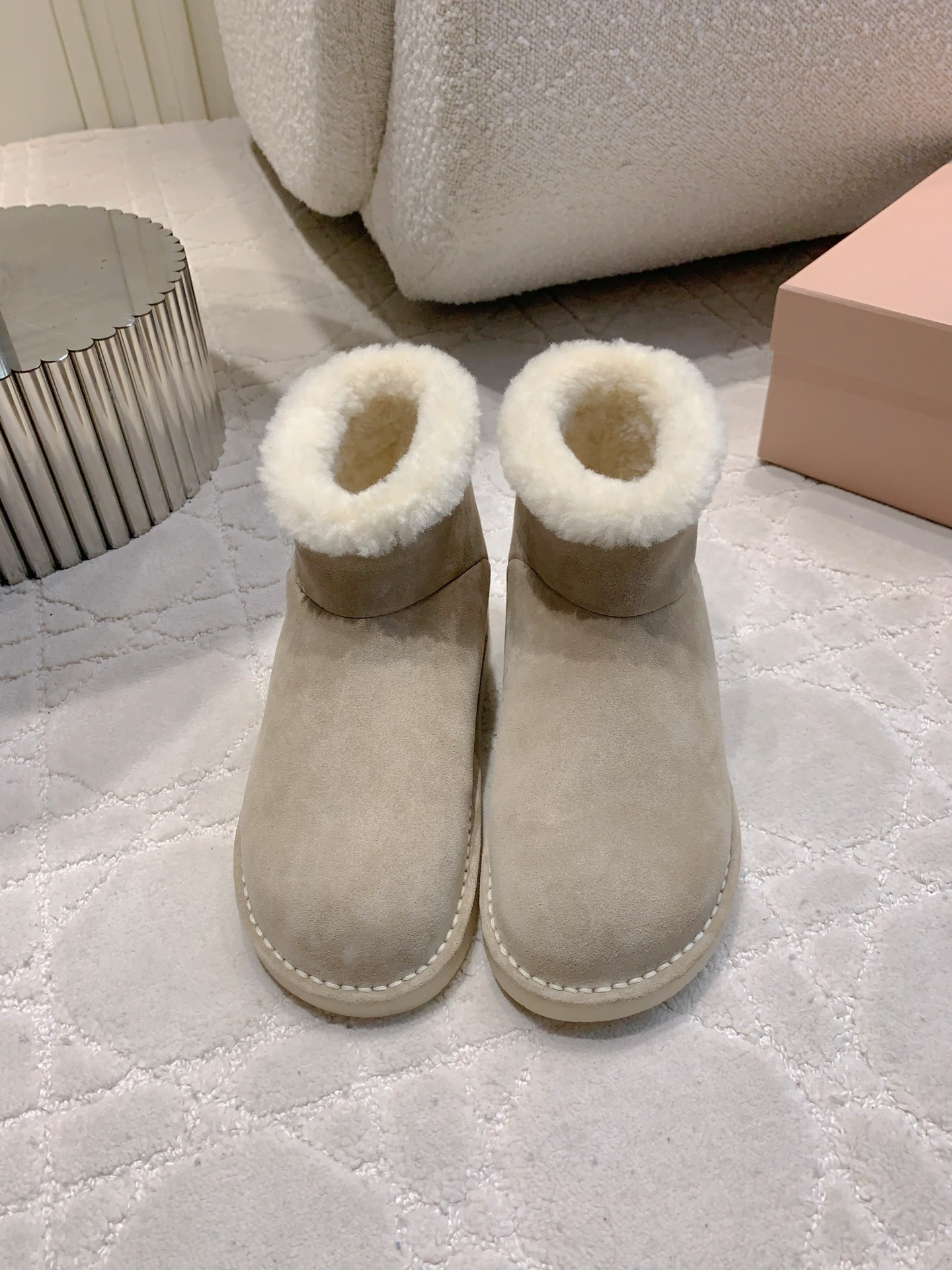 NO:545406,Miu's new wool snow boots are super fashionable on the feet. Thick wool is too warm. Super thin legs are super purchased and developed. Top version. Upper is ox-reverse velvet. Inner footbed imported Australian wool. Original open molded sole. Size 35-39 (customized for 40), snow boots, miumiu, boots.19860909miu新款羊毛雪地靴 上脚超级时髦 厚实的羊毛太保暖啦 超级显腿细 原版购入开发 顶级版本 鞋面牛反绒 内里垫脚进口澳洲羊毛 原版开模大底 尺码35-39（40定做）,雪地靴,miumiu,boots,Women's Shoes