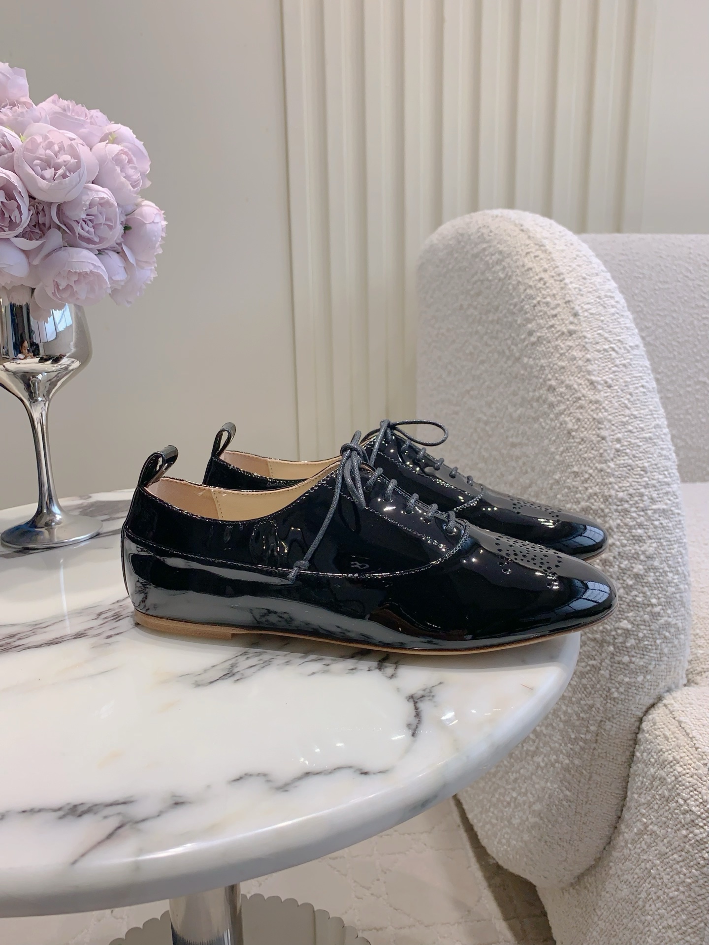 NO:545395,Celin* new lace-up flat shoes This season is so beautiful that it is super versatile and fashionable old money style. Super comfortable to wear. It feels high-end at will. Cowhide upper, inner footbed sheepskin Italian leather outsole. Size 35-39 (customized for 40 41), loafers, celine, loafers, flats, cowhide, sheepskin, Leather soles19860909Celin*新款系带平底鞋 这一季的美到心坎里了 超级百搭时髦的老钱风 上脚超级舒适 随意穿出高级感 鞋面牛皮 内里垫脚羊皮 意大利真皮大底 尺码35-39（40 41定做）,乐福鞋,celine,loafers,flats,cowhide,sheepskin,Leather soles,Women's Shoes