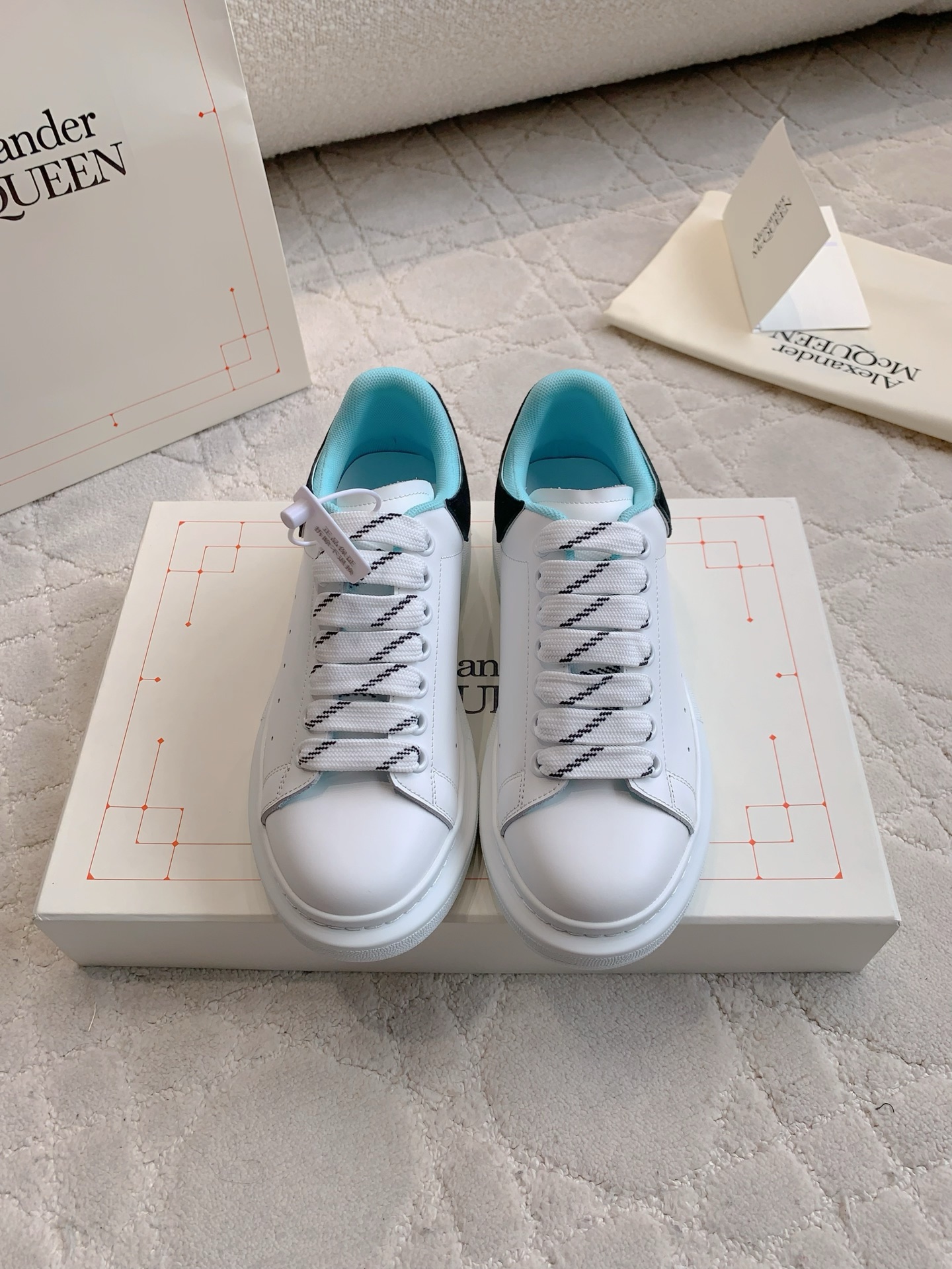 NO:545412,Top version Alexander McQUEE* new thick-soled white shoes Couple style top quality!  Original silk cowhide upper, top-grade mixed-bred sheepskin in the inner lining, footbed cowhide original open mold outsole, women's model 35-39 (40 custom made) men's model 39-44 (45 custom made), casual shoes/sports shoes, sneakers, cowhide, sheepskin19860909顶级版本 Alexander McQUEE*新款厚底小白鞋 情侣款顶级品质！ 鞋面原版丝绸牛皮 内里顶级混种羊皮 垫脚牛皮 原版开模大底 女款35-39（40定做）男款39-44（45定做）,休闲鞋/运动鞋,sneakers,cowhide,sheepskin,Women's Shoes
