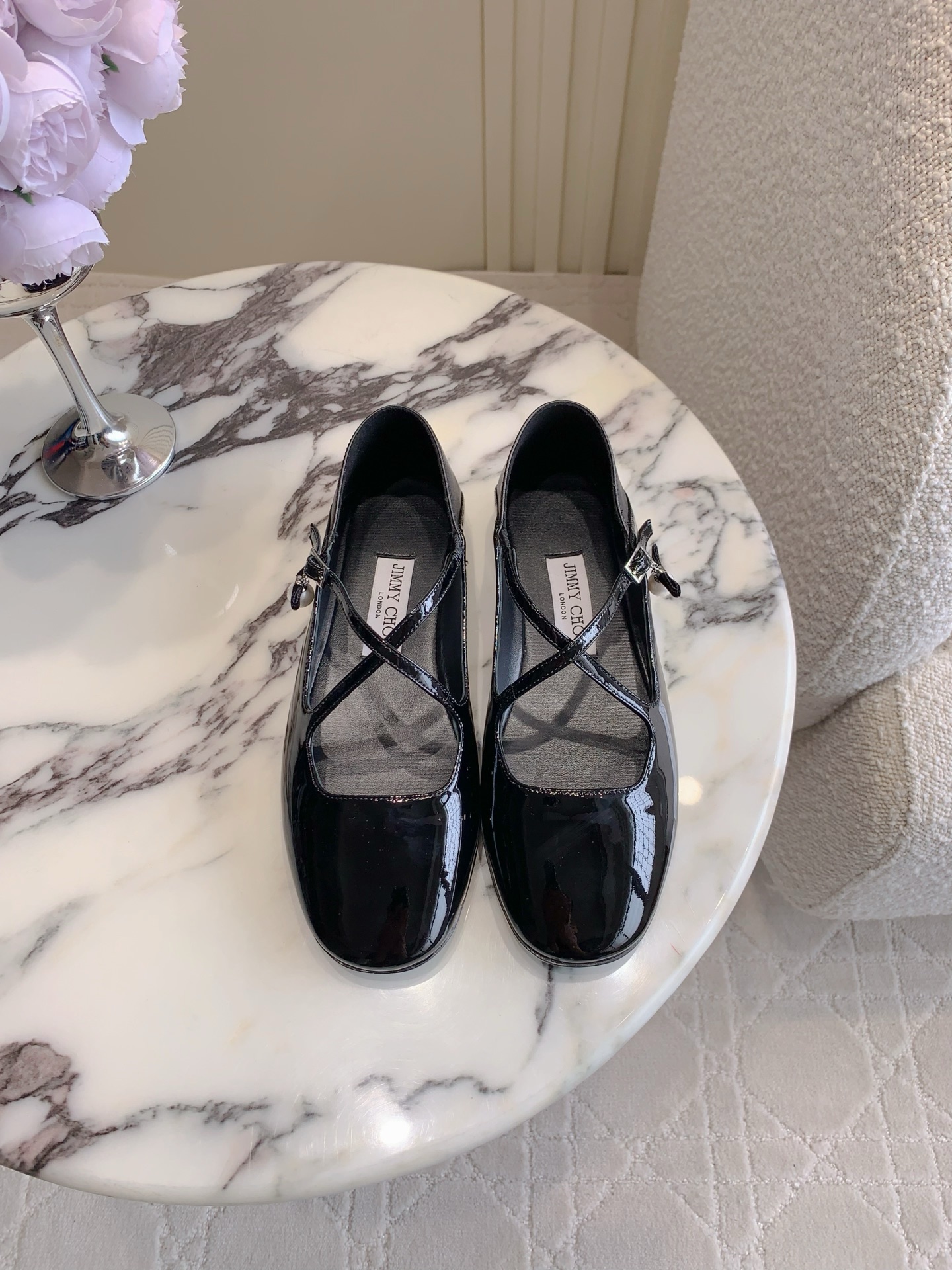 NO:545433,Jimmy Cho* new style pearl Mary Jade shoes, well-behaved and age-reducing, bow-tie pearl decoration shows retro and exquisite, original mold opening hardware texture, comfortable foot feeling, classic and versatile model, upper patent leather, inner foot pad sheepskin, original mold opening sole, size 35-39, Mary Jade, jimmy choo, mary jane, sheepskin19860909Jimmy Cho*新款珍珠玛丽珍鞋 乖巧减龄 蝴蝶结珍珠装饰尽显复古精致 原版开模五金质感没得说 脚感舒适 经典百搭款 鞋面牛漆皮 内里垫脚羊皮 原版开模大底 尺码35-39,玛丽珍,jimmy choo,mary jane,sheepskin,Women's Shoes