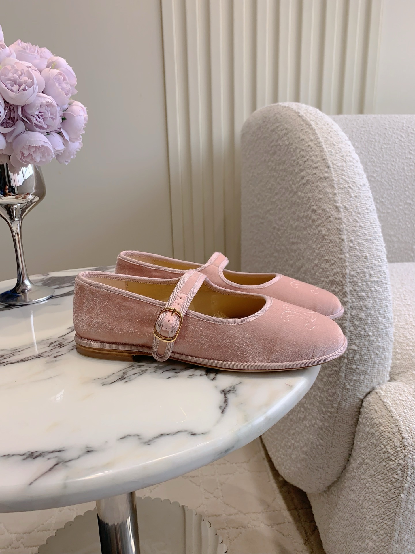 NO:546012,Celin* new Mary Jane flat shoes This season is so beautiful that it is super versatile and fashionable old money style. Super comfortable to wear. It feels high-end at will. Imported velvet on the upper. Inner footbed sheepskin Italian leather outsole. Size 35-39 (customized for 40 41), Mary Jane, celine, mary jane, flats, sheepskin, Leather soles19860909Celin*新款玛丽珍平底鞋 这一季的美到心坎里了 超级百搭时髦的老钱风 上脚超级舒适 随意穿出高级感 鞋面进口丝绒 内里垫脚羊皮 意大利真皮大底 尺码35-39（40 41定做）,玛丽珍,celine,mary jane,flats,sheepskin,Leather soles,Women's Shoes