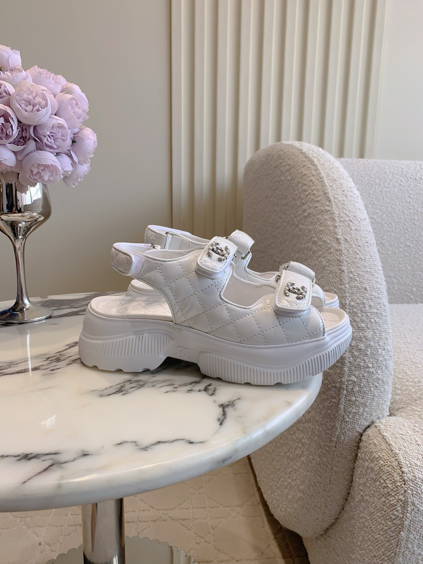 NO:558873,Cloth and leather CHANE's latest Velcro thick-soled sandals, top quality!  A simple and versatile item that is loved by celebrities and internet celebrities at home and abroad!   Upper calfskin/tweed ZP molded hardware buckle Sheepskin lining Italian original molded outsole Size 35-39 (customized 40 41 42), sandals, chanel, sandals, cowhide, sheepskin19860909布面 皮面  CHANE*新款魔术贴厚底凉鞋 顶级品质！简约百搭单品 国内外明星网红的超爱！  鞋面小牛皮/粗花呢 ZP开模五金扣 内里羊皮 意原版开模大底 码数35-39（40 41 42定做）,凉鞋,chanel,sandals,cowhide,sheepskin,Women's Shoes