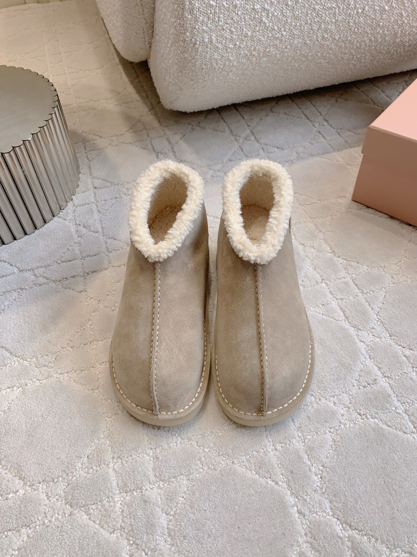 NO:560063,miu's new wool snow boots are super fashionable on the feet. Thick wool is so warm. Super slim legs. Original purchase and development. Top version. Cow suede upper. Imported Australian wool for lining. Original molded outsole. Size 35-39 (40 customized), snow boots, miumiu, boots.19860909miu新款羊毛雪地靴 上脚超级时髦 厚实的羊毛太保暖啦 超级显腿细 原版购入开发 顶级版本 鞋面牛反绒 内里垫脚进口澳洲羊毛 原版开模大底 尺码35-39（40定做）,雪地靴,miumiu,boots,Women's Shoes