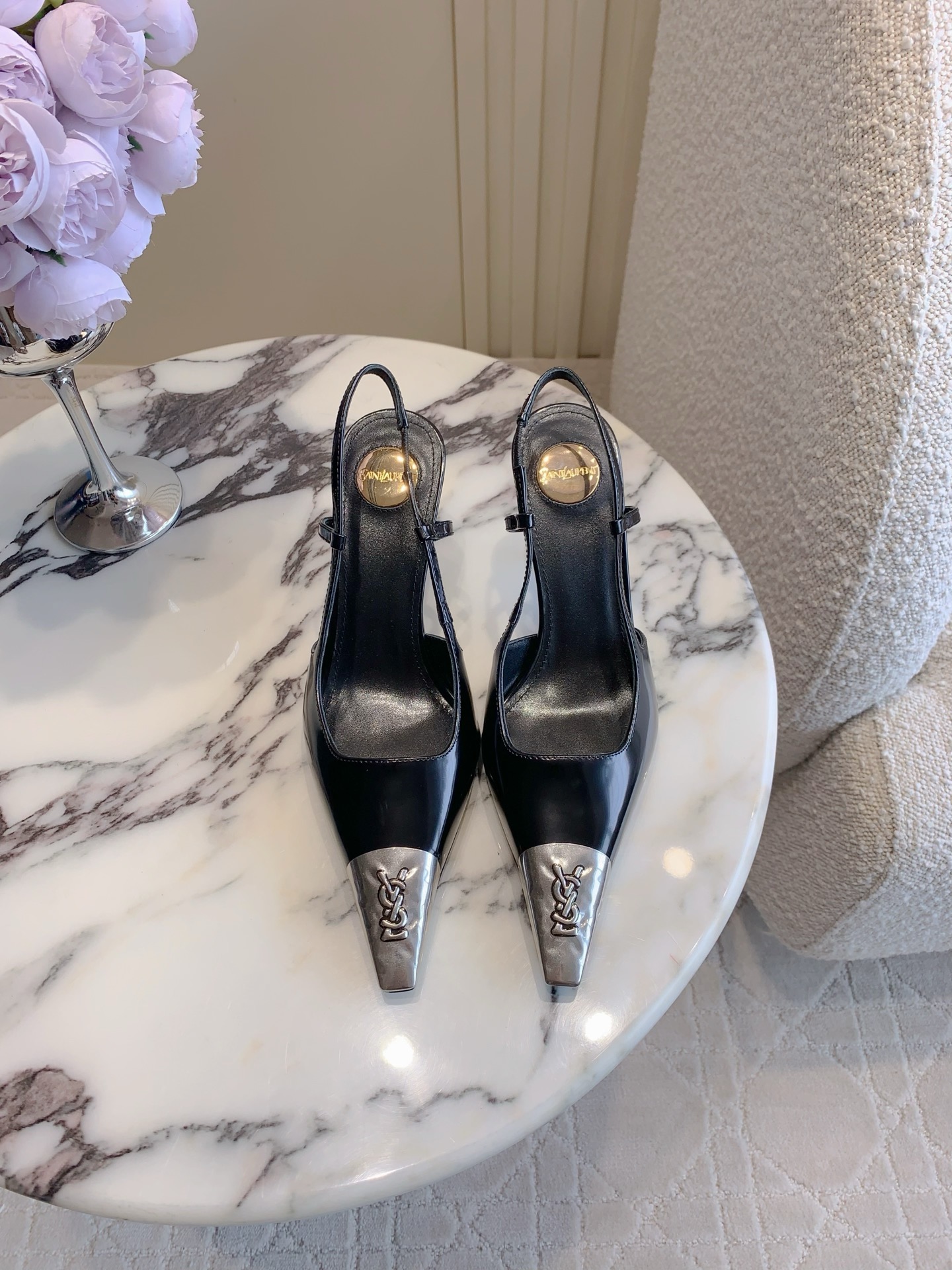 NO:560061,SAINT LAUREN* YSL Yang Shulin's new pointed toe back shoes, new black and silver color, more high-end texture, beautiful high heels for young ladies, elegant, charming and sexy, full of femininity, calfskin upper/silk, sheepskin lining, Italian genuine leather outsole, heel height 7cm, size 35-39 (custom-made for 40), high-heeled sandals, saint laurent, saint laurent, sandals, high  heels,cowhide,sheepskin,real silk,Leather soles19860909SAINT LAUREN* YSL 杨树林新款尖头后空鞋 新款黑银配色 更显高级质感 小姐姐的美丽尤物高跟鞋 优雅迷人性感 女人味十足 鞋面小牛皮/真丝 内里垫脚羊皮 意大利真皮大底 跟高7cm 尺码35-39（40定做）,高跟鞋凉鞋,saint laurent,saint laurent,sandals,high heels,cowhide,sheepskin,real silk,Leather soles,Women's Shoes