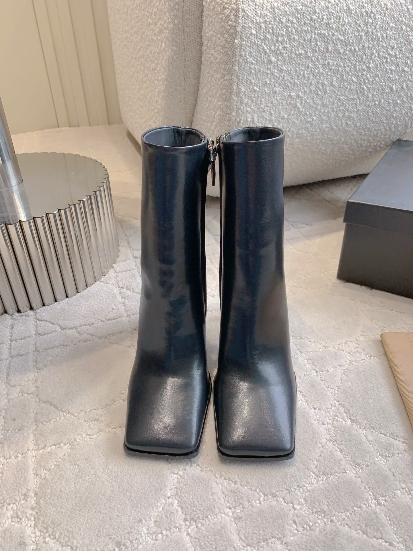 NO:560045,Short boots, long boots ALAIA's new square-toe high-heeled boots, a pair that is easy to wear and fashionable, full of relaxation, super comfortable on the feet, unique and individual, full of fashion, calfskin upper, sheepskin lining, Italian genuine leather outsole, heel height 9cm, size 35-39 (40 41 custom-made), boots, alaia, boots, cowhide, sheepskin, Leather soles19860909短靴 长靴 ALAIA新款方头高跟靴 好穿又时髦的一双 松弛感拉满 上脚超级舒适 独特有个性 时髦感十足 鞋面小牛皮 内里垫脚羊皮 意大利真皮大底 跟高9cm 尺码35-39（40 41定做）,靴子,alaia,boots,cowhide,sheepskin,Leather soles,Women's Shoes