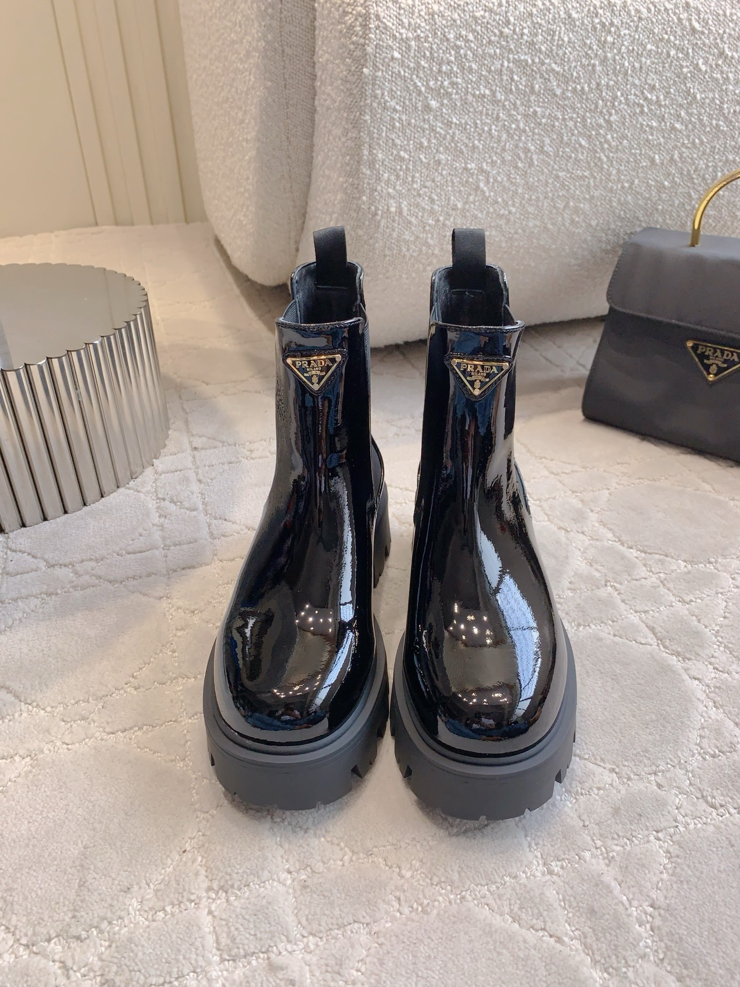 NO:562019,PRAD* new triangle logo thick-soled short boots, classic triangle logo decoration, smooth and handsome shoe shape, super easy to wear, super cool on the feet, ever-changing boots, upper calfskin, original molded triangle logo, inner foot pad cowhide, original molded outsole, size 35-39 (40 41 custom-made), boots, prada, boots, cowhide19860909PRAD*新款三角标厚底短靴  经典三角标装饰 鞋型流畅帅气 超好穿 上脚简直酷炸了 万年百搭靴 鞋面小牛皮 原版开模三角标 内里垫脚牛皮 原版开模大底 尺码35-39（40 41定做）,靴子,prada,boots,cowhide,Women's Shoes