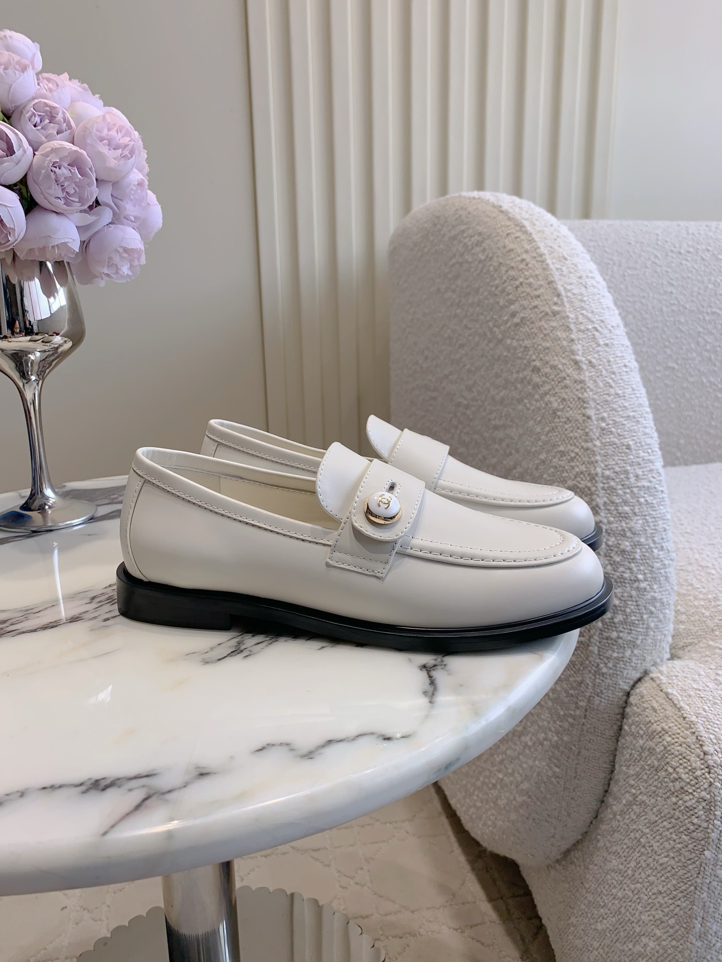 NO:562030,CHANE's latest button-style loafers. Classic and timeless shoe style. Exquisite sense of luxury with double-C molded logo. College style, versatile and age-reducing. Can be worn in various styles. Cowhide upper, sheepskin lining, Italian genuine leather outsole. Size 35-39 (34 40 41 42 customized), loafers, chanel, loafers, cowhide, sheepskin, Leather soles19860909CHANE*新款扣式乐福鞋 经典不过时的鞋型 搭配双C开模logo精致的高级感 学院风百搭又减龄 各种穿搭都能驾驭 鞋面牛皮 内里垫脚羊皮 意大利真皮大底 尺码35-39（34 40 41 42定做）,乐福鞋,chanel,loafers,cowhide,sheepskin,Leather soles,Women's Shoes