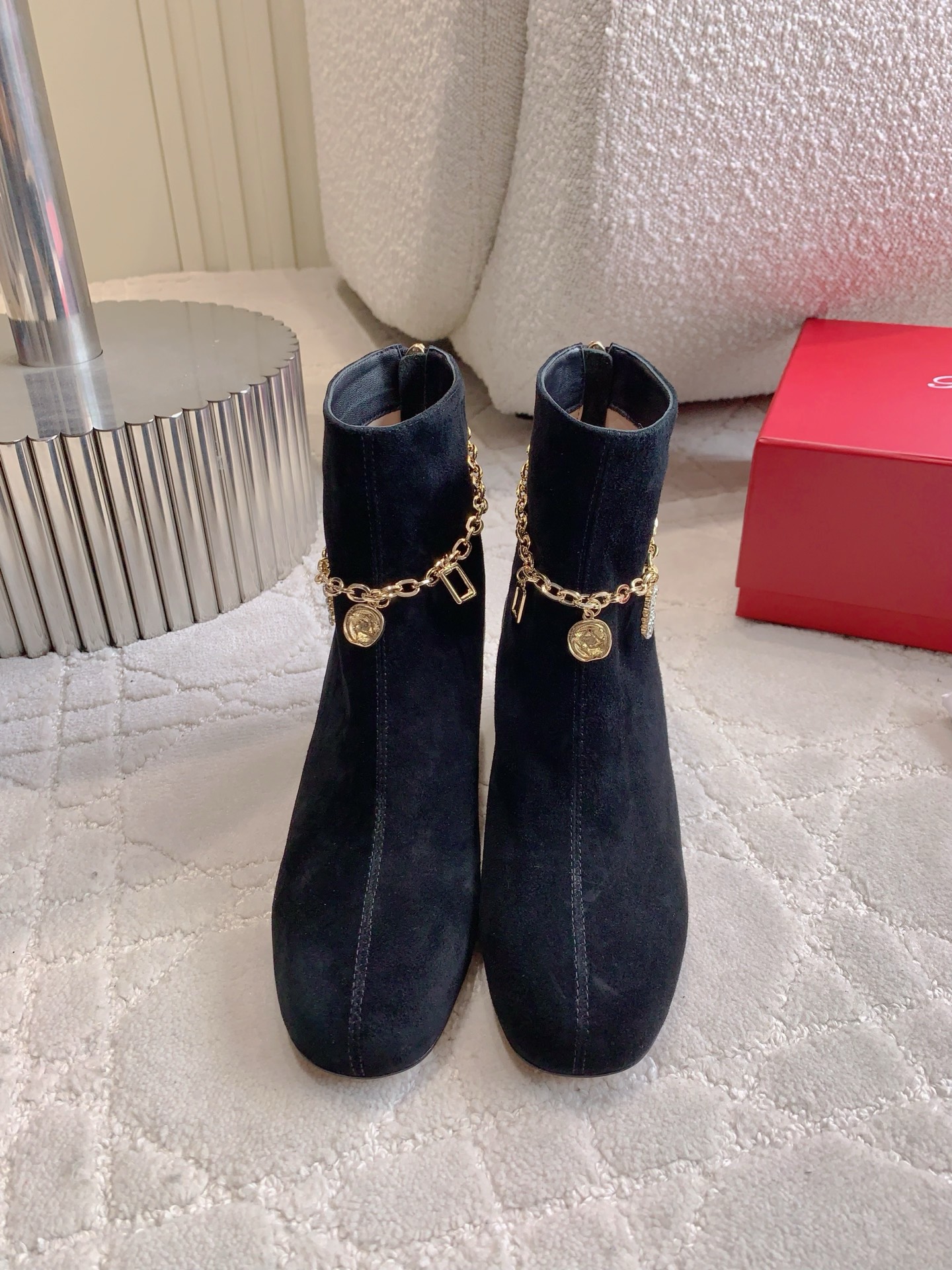 NO:562000,Roger Vivie* new crystal pendant thick heel short boots are so comfortable on the feet. Beautiful and sweet cool style. Every girl should have a pair. Original lambskin upper ZP molded hardware buckle. Top-grade mixed sheepskin lining. Italian genuine leather outsole. Heel height 4.5cm. Size 35-39 (34 40 custom-made), boots, roger vivor, boots, sheepskin, Leather soles19860909Roger Vivie*新款水晶吊坠粗跟短靴 上脚舒适度太棒啦 美丽又甜酷的风格 每个女生都要有一双 鞋面原版小羊皮 ZP开模五金扣 内里垫脚顶级混种羊皮 意大利真皮大底 跟高4.5cm 尺码35-39（34 40定做）,靴子,roger vivier,boots,sheepskin,Leather soles,Women's Shoes