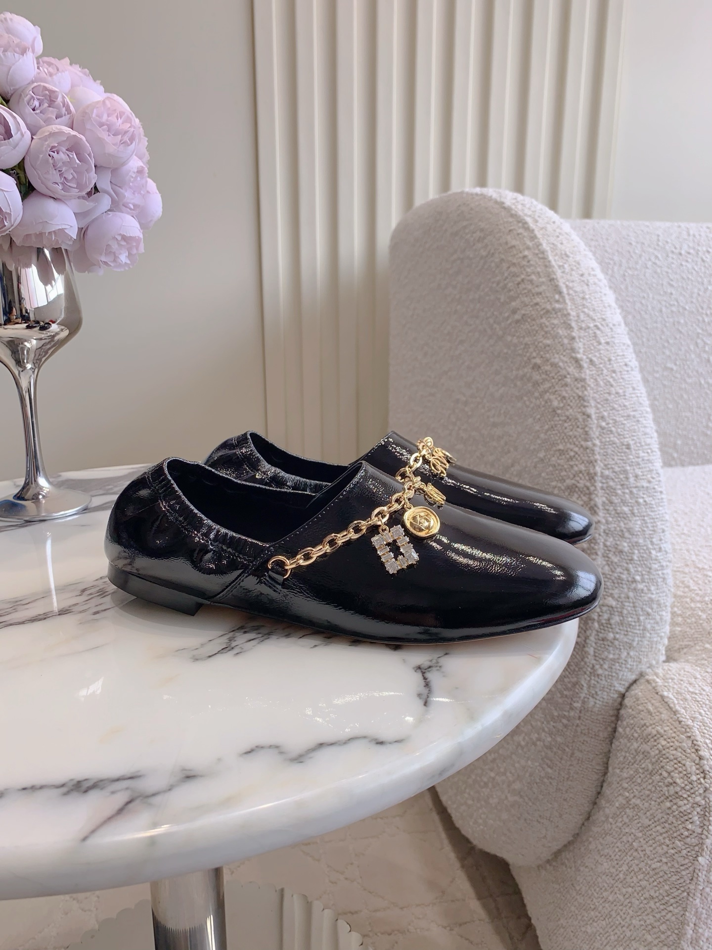 NO:561990,Roger Vivie* new crystal pendant flat shoes are very comfortable on the feet. Beautiful and sweet and cool style. Every girl should have a pair. Original lambskin upper ZP molded hardware buckle. Top-grade mixed sheepskin lining. Italian genuine leather outsole. Size 35-39 (34 40 custom-made), Mary Jane, Roger Vivier, Mary Jane, Sheepskin, Leather soles19860909Roger Vivie*新款水晶吊坠平底单鞋 上脚舒适度太棒啦 美丽又甜酷的风格 每个女生都要有一双 鞋面原版小羊皮 ZP开模五金扣 内里垫脚顶级混种羊皮 意大利真皮大底 尺码35-39（34 40定做）,玛丽珍,roger vivier,mary jane,sheepskin,Leather soles,Women's Shoes