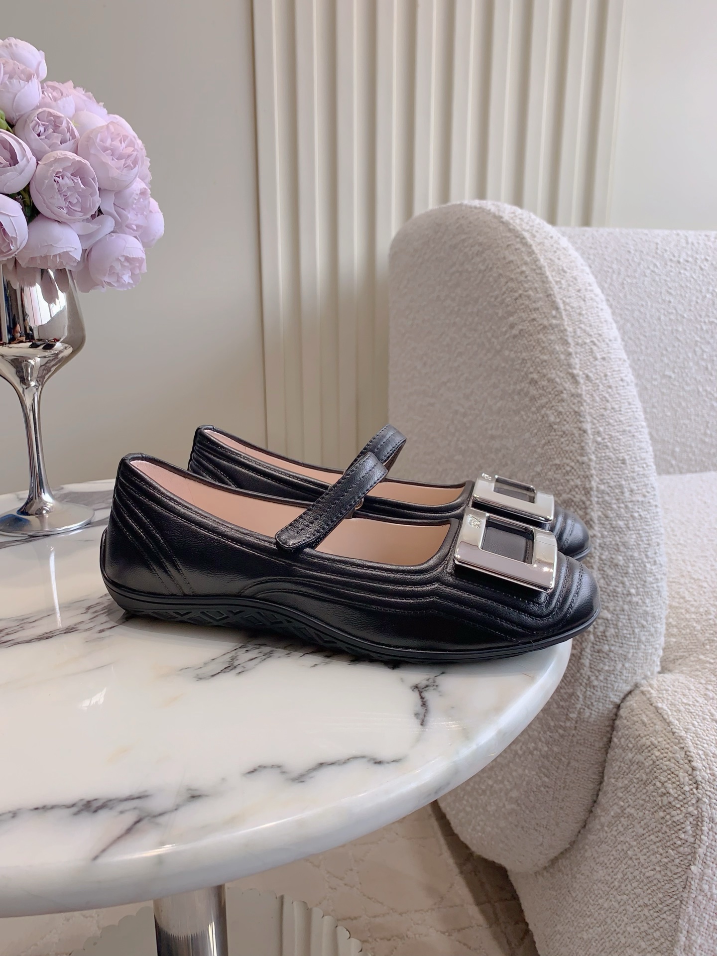 NO:562004,Roger Vivie's latest square buckle Mary Jane flats. The shoe body is light and soft, and the foot feels comfortable. The shape of the shoe is very flattering. The smooth lines show a sense of high-end. The upper foot is exquisite and reduces age. The upper is original lambskin. The lining is top-grade mixed sheepskin. The original molded outsole. Size 35-39 (40 custom-made), Mary Jane, roger vivor, mary jane, flats, sheepskin19860909Roger Vivie*新款方扣玛丽珍平底鞋 鞋身轻便柔软 脚感舒适 鞋型非常修饰脚型 流畅线条尽显高级感 上脚精致又减龄 鞋面原版小羊皮 内里垫脚顶级混种羊皮 原版开模大底 尺码35-39（40定做）,玛丽珍,roger vivier,mary jane,flats,sheepskin,Women's Shoes