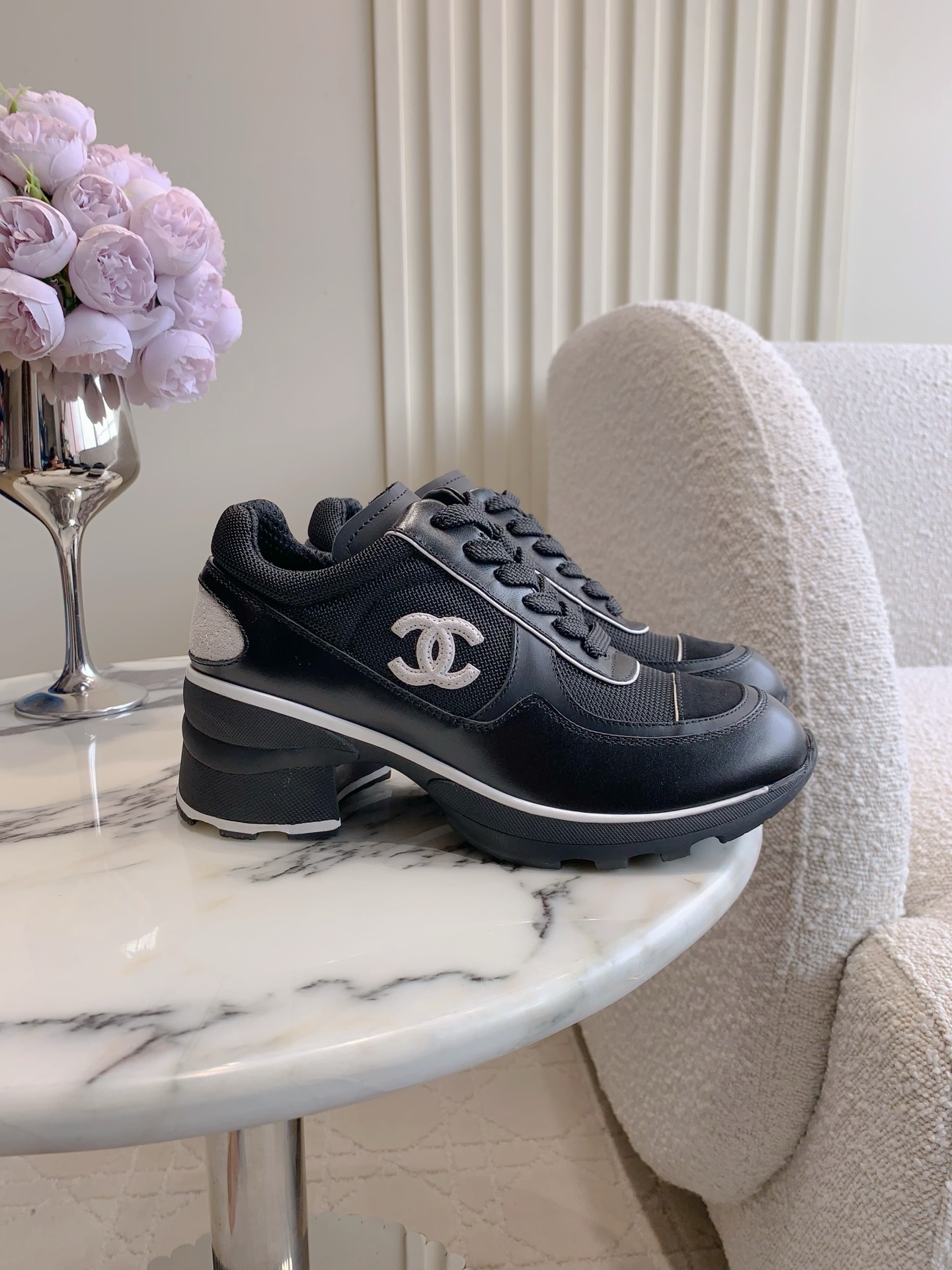 NO:562010,Chane* is the most anticipated high-heeled platform sneaker of the year. It is exciting at first glance. It can be worn casually. It doubles the sense of fashion. It looks tall and makes a statement. A must-have casual sneaker for shoe lovers. The upper is made of cowhide mesh. The inner is breathable mesh. The original molded outsole. The heel height is 5cm. Sizes 35-39 (custom-made for 40 and 41), casual shoes/sports shoes, chanel, sneakers, cowhide.19860909Chane* 年度最期待的高跟厚底跟运动鞋  一眼心动 随便一搭 时髦感倍增 显高又出片 爱鞋星人必入的一款休闲运动鞋  鞋面牛皮拼接网面 内里透气网 原版开模大底 跟高5cm 尺码35-39（40 41定做）,休闲鞋/运动鞋,chanel,sneakers,cowhide,Women's Shoes