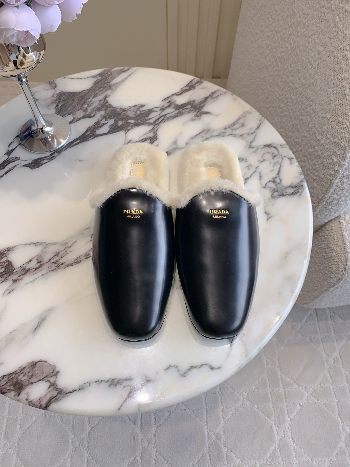 NO:561985,Prad* new flat-soled Mule half-slippers with wool lining, simple and fashionable, showing a minimalist sense of luxury, super comfortable to the feet, super warm, upper calfskin/sheep leather, lining imported wool, original molded outsole, size 35-39 (customized for 40), half-slippers, prada, slippers, cowhide, sheep19860909Prad*新款羊毛里平底穆勒半拖鞋 简约时尚 尽显极简高级感 脚感超级舒适 超级保暖  鞋面小牛皮/羊京 内里垫脚进口羊毛 原版开模大底 尺码35-39（40定做）,半拖毛毛鞋,prada,slippers,cowhide,sheep,Women's Shoes