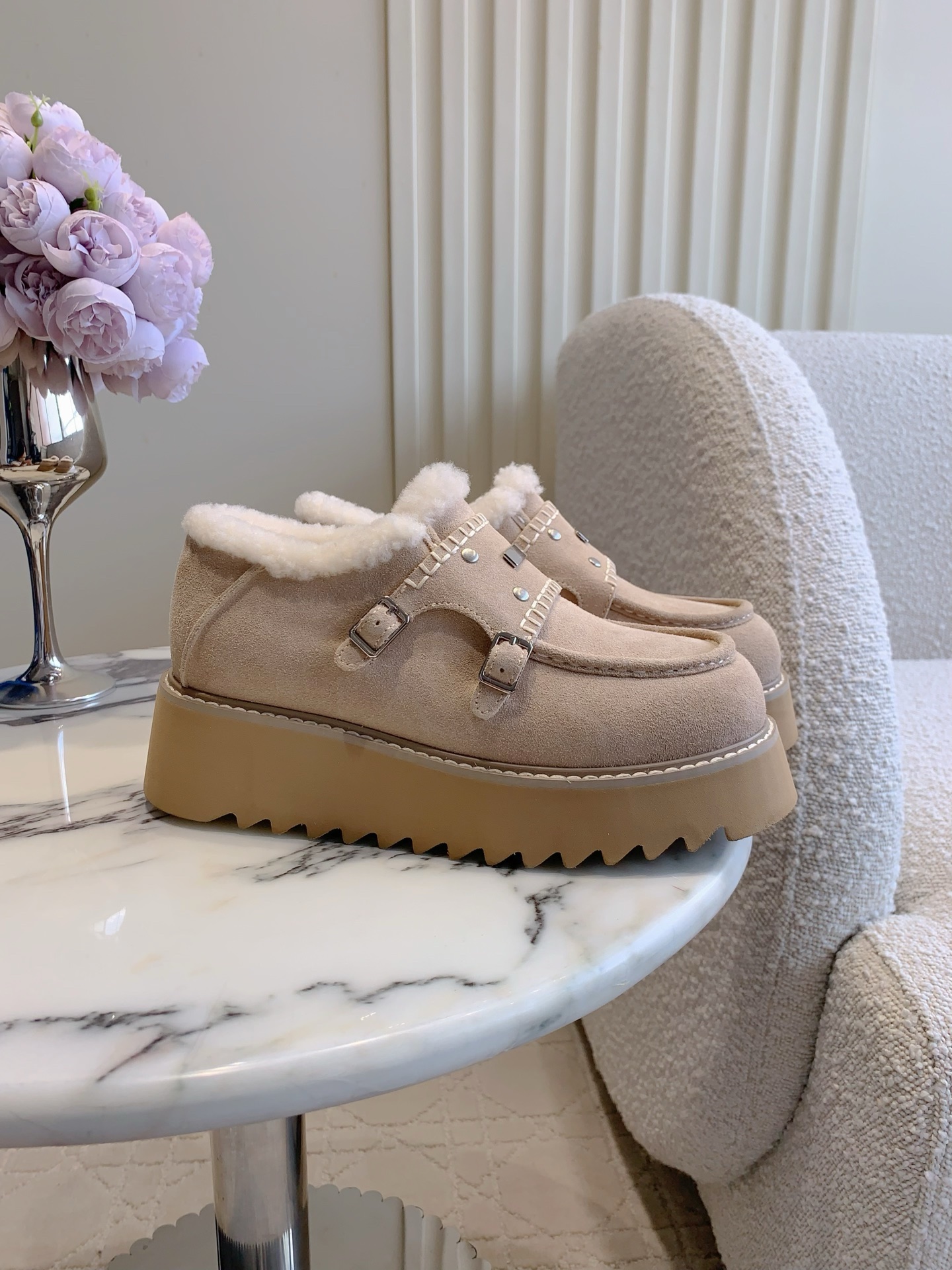 NO:578160,UGG's new wool warm thick-soled casual shoes, super thick and warm, classic versatile snow boots, cowhide upper, imported Australian sheepskin lining, size 35-39 (customized for 40), casual shoes/sports shoes, boots, sneakers, cowhide, sheepskin19860909UGG新款羊毛保暖厚底休闲鞋 超级厚实保暖 经典百搭款雪地靴 鞋面牛皮 内里垫脚进口澳洲一体羊皮毛 尺码35-39（40定做）,休闲鞋/运动鞋毛毛鞋,boots,sneakers,cowhide,sheepskin,Women's Shoes