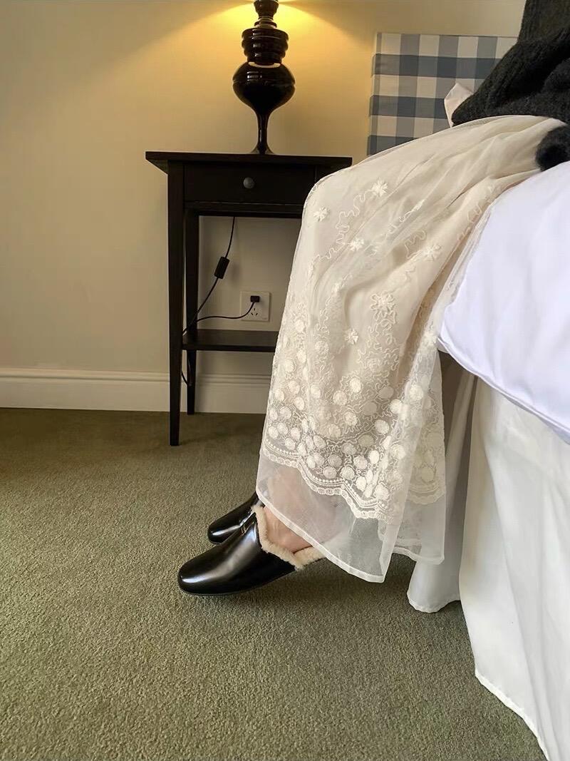 NO:561980,On-foot demonstration, half-flop furry shoes19860909上脚示范,半拖毛毛鞋,Women's Shoes