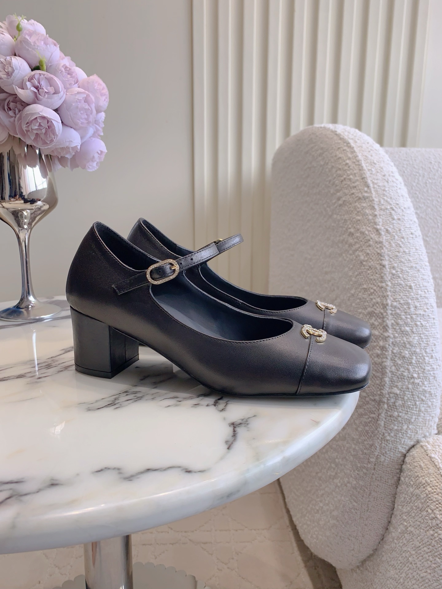 NO:562940,CHANE*'s new square toe thick high-heeled shoes. Chanel's high-end sense always impresses people. It looks like a simple style, but it is inexplicably high-end on the feet. Absolutely girly, comfortable and easy to wear. Lambskin upper, sheepskin lining, Italian genuine leather outsole, heel height 5.5cm, size 35-39 (40 41 custom-made), single shoes, chanel, chanel, sheepskin, Leather soles19860909CHANE*新款方头粗高跟单鞋 香家高级感这块总让人大写的服气 看起来简单的款式 但上脚就莫名很高级 绝对的少女感 舒适好穿 鞋面小羊皮 内里垫脚羊皮 意大利真皮大底 跟高5.5cm 尺码35-39（40 41定做）,单鞋,chanel,chanel,sheepskin,Leather soles,Women's Shoes