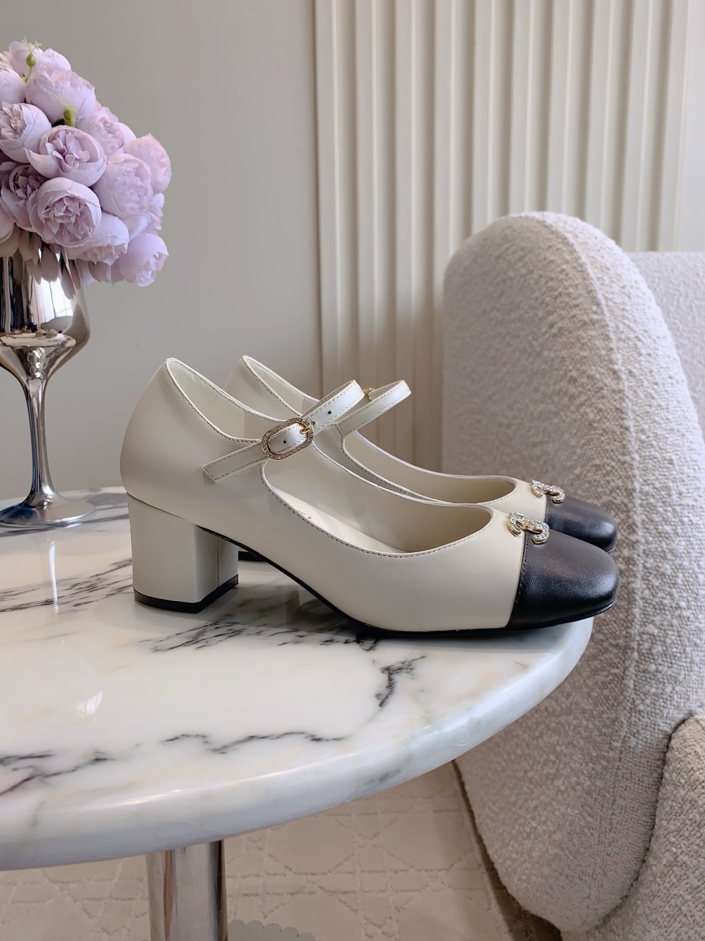 NO:562867,CHANE*'s new square toe thick high-heeled shoes. Chanel's high-end sense always impresses people. It looks like a simple style, but it is inexplicably high-end on the feet. Absolutely girly, comfortable and easy to wear. Lambskin upper, sheepskin lining, Italian genuine leather outsole, heel height 5.5cm, size 35-39 (40 41 custom-made), single shoes, chanel, chanel, sheepskin, Leather soles19860909CHANE*新款方头粗高跟单鞋 香家高级感这块总让人大写的服气 看起来简单的款式 但上脚就莫名很高级 绝对的少女感 舒适好穿 鞋面小羊皮 内里垫脚羊皮 意大利真皮大底 跟高5.5cm 尺码35-39（40 41定做）,单鞋,chanel,chanel,sheepskin,Leather soles,Women's Shoes