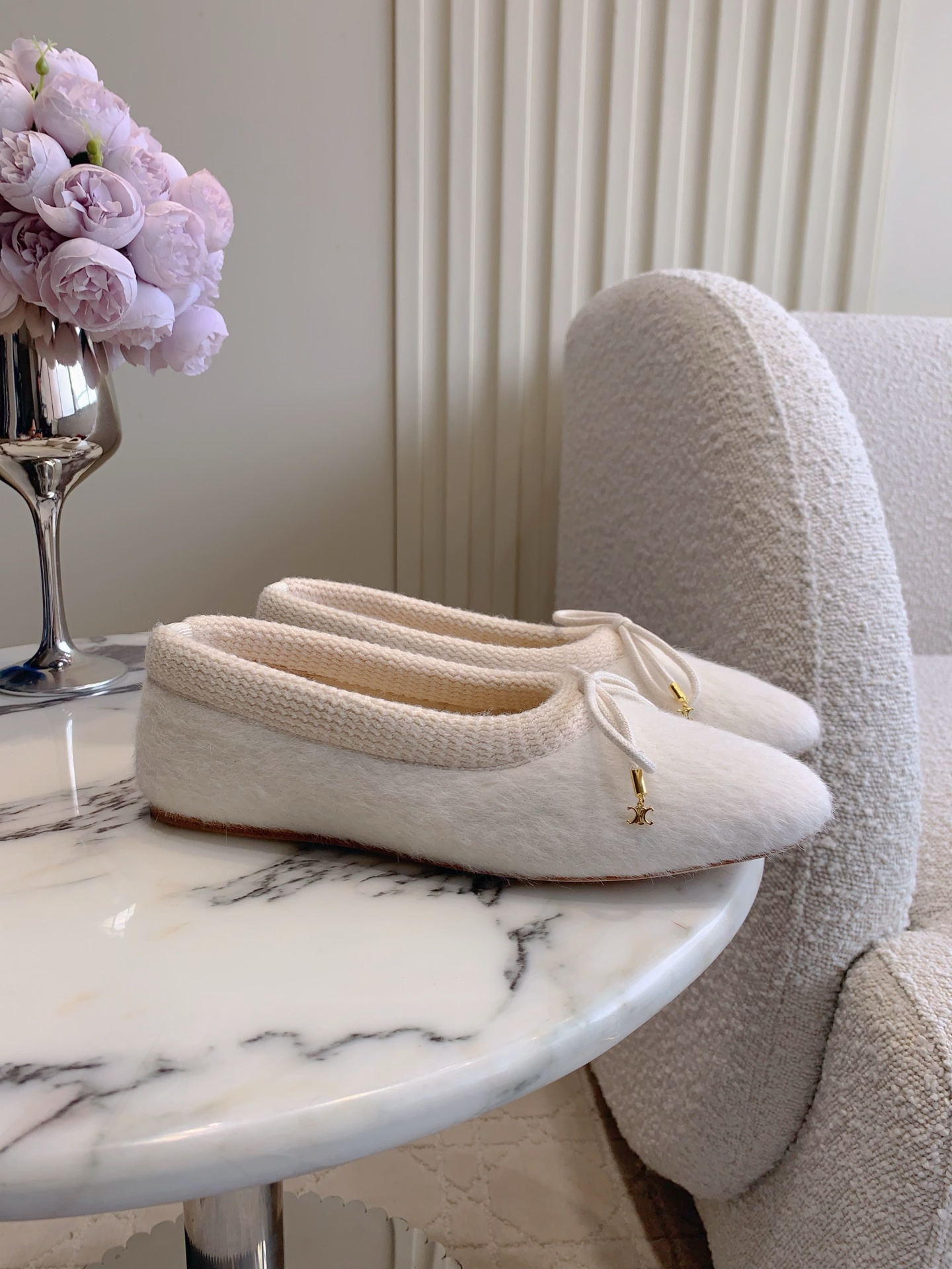 NO:562877,Celin*'s new cashmere flats are so beautiful this season. Super versatile and fashionable old money style. Super comfortable on the feet. They can be worn casually for a sense of luxury. Imported alpaca on the upper. Sheepskin on the lining. Italian genuine leather outsole. Sizes 35-39 (40 custom-made), Mary Jane, celine, mary jane, flats, sheepskin, Leather soles19860909Celin*新款羊绒平底鞋 这一季的美到心坎里了 超级百搭时髦的老钱风 上脚超级舒适 随意穿出高级感 鞋面进口羊驼绒 内里垫脚羊皮 意大利真皮大底 尺码35-39（40定做）,玛丽珍,celine,mary jane,flats,sheepskin,Leather soles,Women's Shoes
