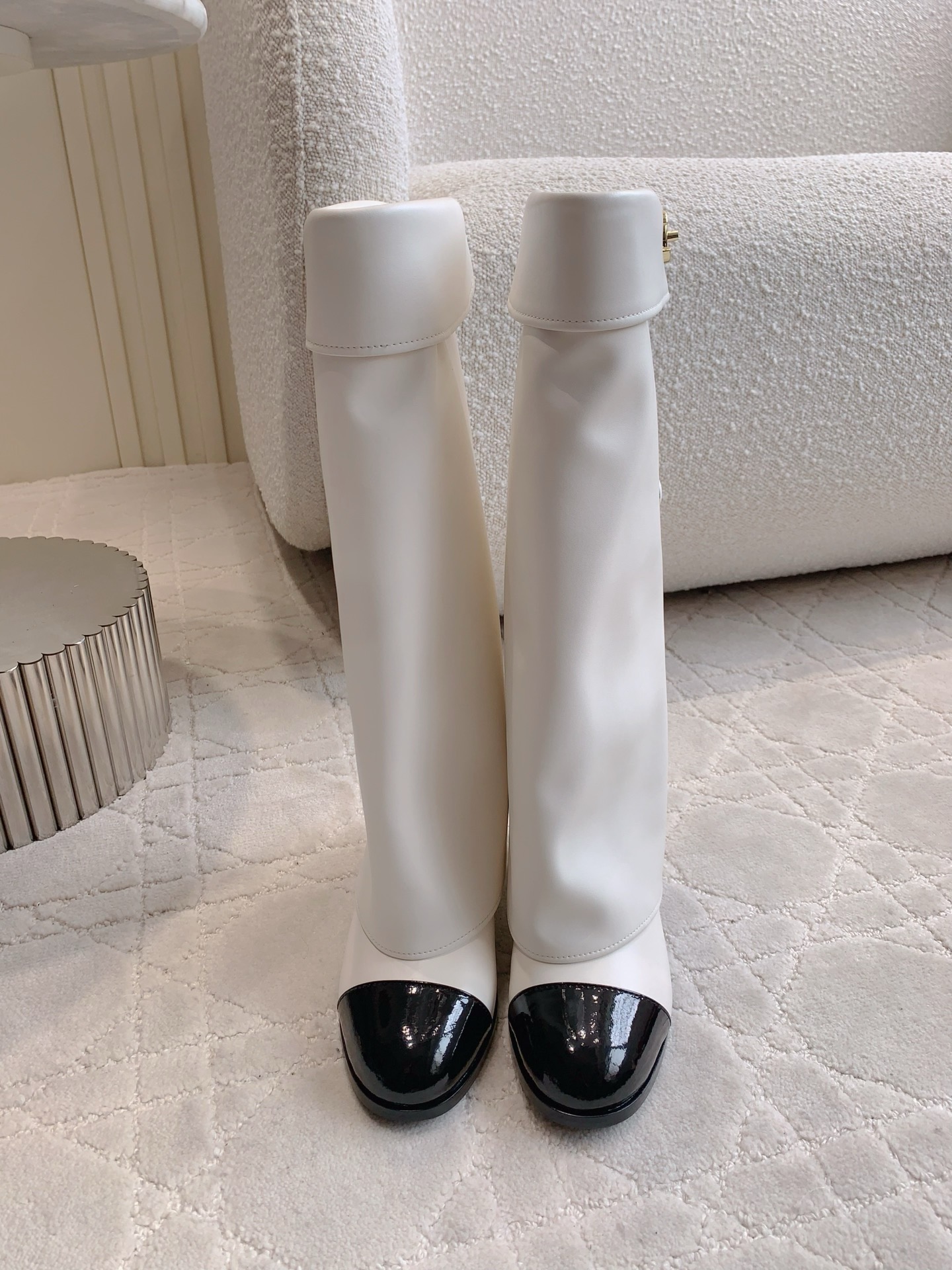 NO:562856,CHANE*'s new high-heeled boots are domineering and sisterly style on the feet. The high-end sense of the Chan family always impresses people. It looks like a simple style, but it is inexplicably high-end on the feet. Absolutely girly feeling. Comfortable and easy to wear. Calfskin upper, sheepskin lining, Italian genuine leather outsole, heel height 5.5cm, size 35-39 (40)  41 customized), boots, chanel, chanel, boots, cowhide, sheepskin, Leather soles19860909CHANE*新款高跟长靴 上脚霸气御姐范 香家高级感这块总让人大写的服气 看起来简单的款式 但上脚就莫名很高级 绝对的少女感 舒适好穿 鞋面小牛皮 内里垫脚羊皮 意大利真皮大底 跟高5.5cm 尺码35-39（40 41定做）,靴子,chanel,chanel,boots,cowhide,sheepskin,Leather soles,Women's Shoes