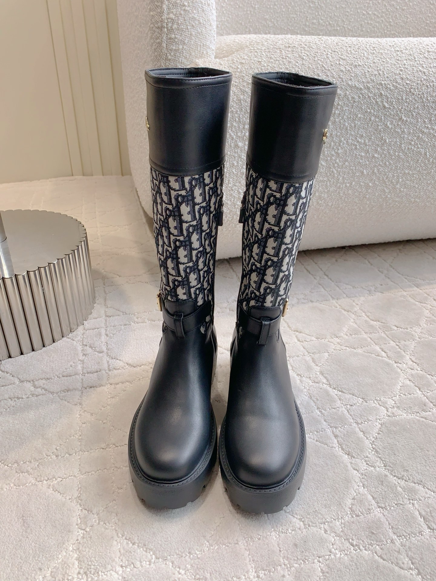 NO:562864,Dio*'s new long rider boots have brand-recognizable embroidery elements that make the whole pair of boots look great!  The shape of the boots is awesome, the upper is so cool. The upper is imported calfskin spliced ​​with 3D embroidery. The lining is sheepskin. The original molded Tpu outsole. Size 35-39 (customized 40 41), boots, dior, boots, cowhide, sheepskin19860909Dio*新款长靴骑士靴 很有品牌辨识度的刺绣元素 让整双靴子颜值爆棚！靴型超级赞 上脚太酷了 鞋面进口小牛皮拼接3D刺绣 内里垫脚羊皮 原版开模Tpu大底 尺码35-39（40 41定做）,靴子,dior,boots,cowhide,sheepskin,Women's Shoes