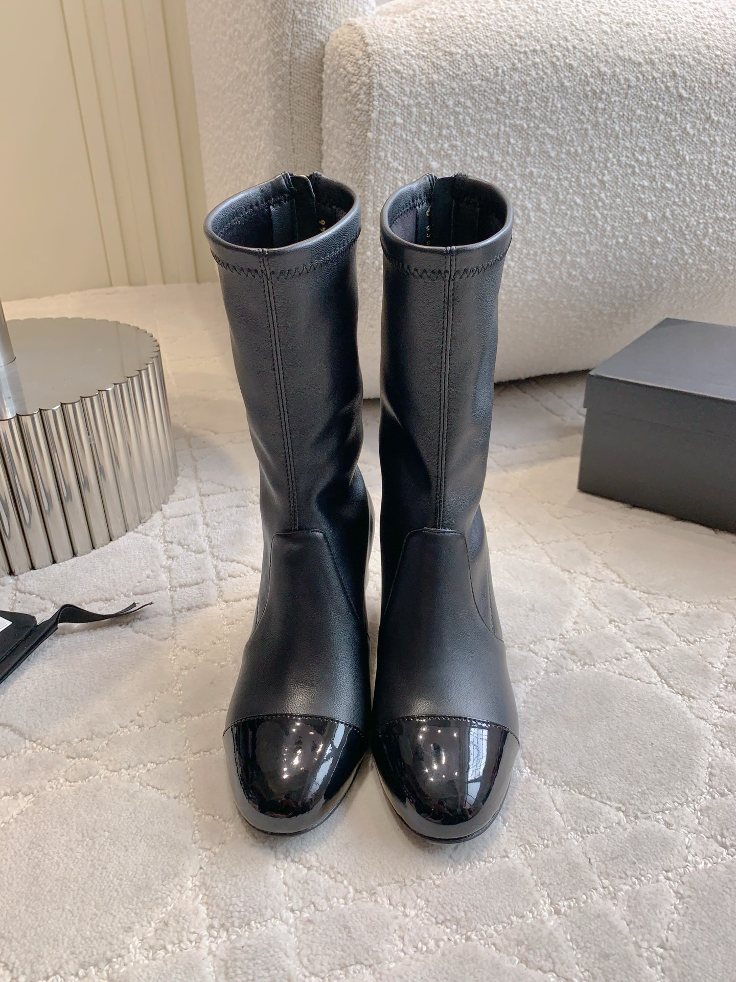 NO:562946,Shoes, short boots, CHANE* catwalk new pearl ball heel series. Chanel's high-end sense always impresses people. It looks like a simple style, but it is inexplicably high-end on the feet. Absolutely girly, comfortable and easy to wear. Lambskin for the upper, sheepskin for the feet. Italian genuine leather outsole. Heel height 5cm. Size 35-39 (40 41 42 custom-made), boots and shoes, chanel, chanel, boots, sheepskin, Leather.  soles19860909单鞋 短靴 CHANE*走秀新款珍珠球跟系列 香家高级感这块总让人大写的服气 看起来简单的款式 但上脚就莫名很高级 绝对的少女感 舒适好穿 鞋面小羊皮 垫脚羊皮 意大利真皮大底 跟高5cm 尺码35-39（40 41 42定做）,靴子单鞋,chanel,chanel,boots,sheepskin,Leather soles,Women's Shoes