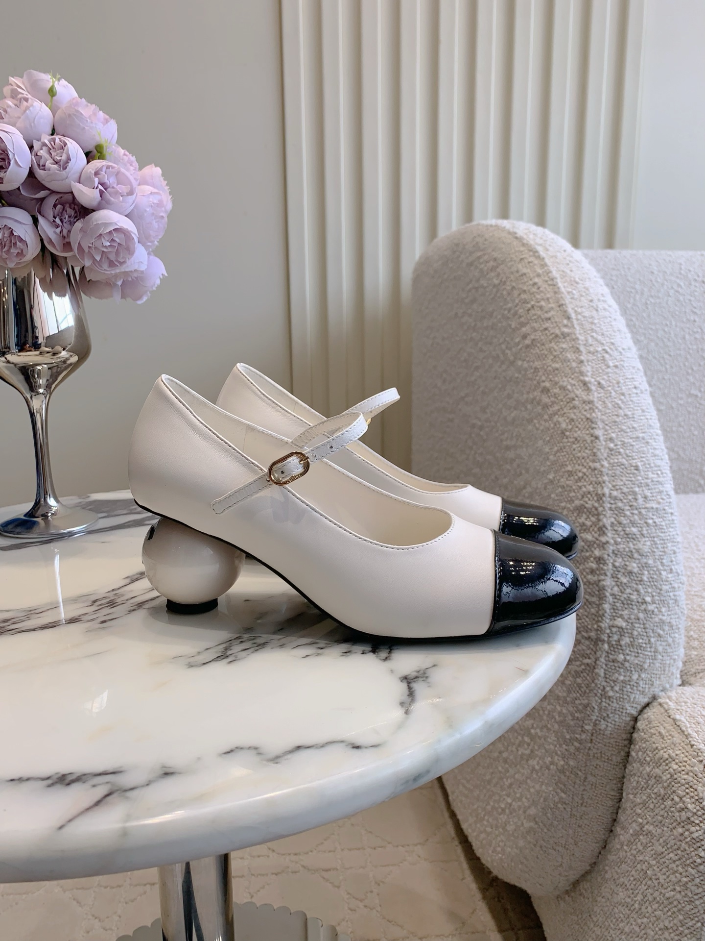 NO:562860,Shoes, short boots, CHANE* catwalk new pearl ball heel series. Chanel's high-end sense always impresses people. It looks like a simple style, but it is inexplicably high-end on the feet. Absolutely girly, comfortable and easy to wear. Lambskin for the upper, sheepskin for the feet. Italian genuine leather outsole. Heel height 5cm. Size 35-39 (40 41 42 custom-made), boots and shoes, chanel, chanel, boots, sheepskin, Leather.  soles19860909单鞋 短靴 CHANE*走秀新款珍珠球跟系列 香家高级感这块总让人大写的服气 看起来简单的款式 但上脚就莫名很高级 绝对的少女感 舒适好穿 鞋面小羊皮 垫脚羊皮 意大利真皮大底 跟高5cm 尺码35-39（40 41 42定做）,靴子单鞋,chanel,chanel,boots,sheepskin,Leather soles,Women's Shoes