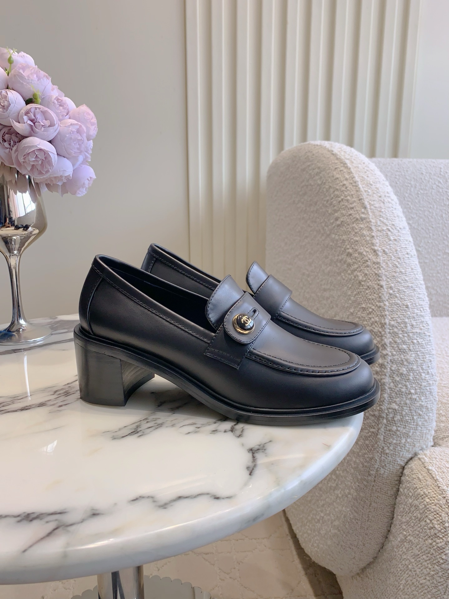 NO:562936,CHANE's latest button-type high-heeled loafers. Classic and timeless shoe style. Exquisite sense of luxury with double-C molded logo. College style, versatile and age-reducing. Can be worn in various styles. Cowhide upper, sheepskin lining, Italian genuine leather outsole. Heel height 5.5cm. Size 35-39 (customized 34 40 41 42), loafers, chanel, loafers, cowhide, sheepskin, Leather.  soles19860909CHANE*新款扣式高跟乐福鞋 经典不过时的鞋型 搭配双C开模logo精致的高级感 学院风百搭又减龄 各种穿搭都能驾驭 鞋面牛皮 内里垫脚羊皮 意大利真皮大底 跟高5.5cm 尺码35-39（34 40 41 42定做）,乐福鞋,chanel,loafers,cowhide,sheepskin,Leather soles,Women's Shoes