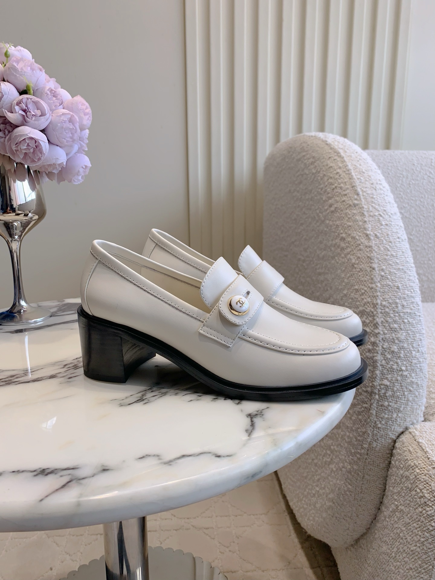 NO:562872,CHANE's latest button-type high-heeled loafers. Classic and timeless shoe style. Exquisite sense of luxury with double-C molded logo. College style, versatile and age-reducing. Can be worn in various styles. Cowhide upper, sheepskin lining, Italian genuine leather outsole. Heel height 5.5cm. Size 35-39 (customized 34 40 41 42), loafers, chanel, loafers, cowhide, sheepskin, Leather.  soles19860909CHANE*新款扣式高跟乐福鞋 经典不过时的鞋型 搭配双C开模logo精致的高级感 学院风百搭又减龄 各种穿搭都能驾驭 鞋面牛皮 内里垫脚羊皮 意大利真皮大底 跟高5.5cm 尺码35-39（34 40 41 42定做）,乐福鞋,chanel,loafers,cowhide,sheepskin,Leather soles,Women's Shoes