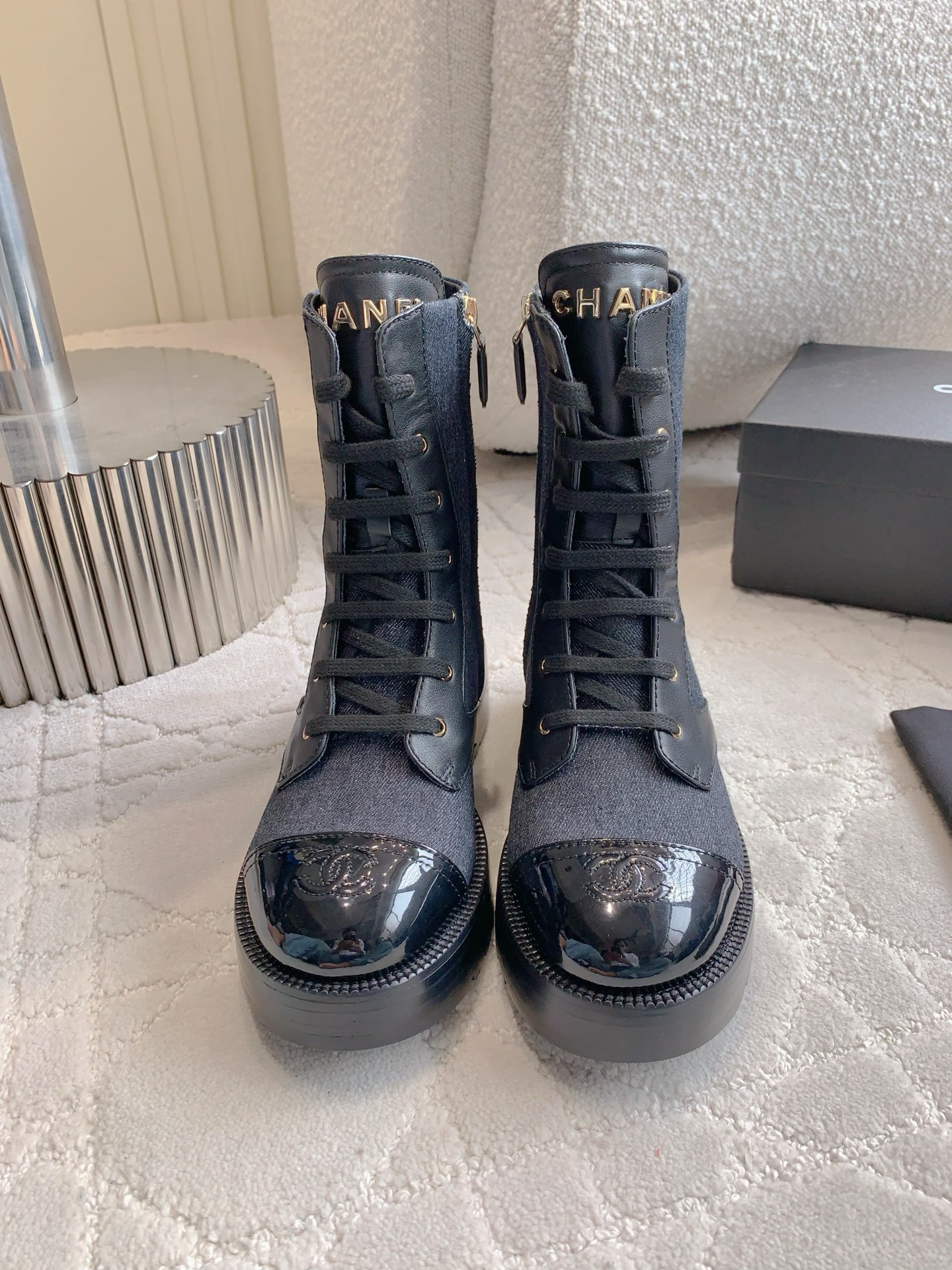 NO:626609,Chane*'s new thick-soled short boots, a classic and versatile series, embellished with metal letter logos, the shoe body is very eye-catching, the soles are increased and elongated the leg lines, super slim legs, the upper foot effect is perfect, the upper is original calfskin/denim, the lining is sheepskin, the original molded outsole, size 35-39 (40 41 custom-made), boots, chanel, boots, cowhide, sheepskin19860909Chane*新款厚底短靴 经典百搭系列 金属字母logo点缀 鞋身很是耐看 鞋底增高拉长腿部线条 超级显腿细 上脚效果绝绝子 鞋面原版小牛皮/牛仔布 内里垫脚羊皮 原版开模大底 尺码35-39（40 41定做）,靴子,chanel,boots,cowhide,sheepskin,Women's Shoes