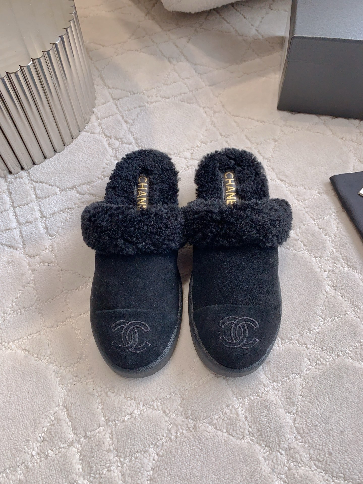 NO:648624,Slippers, shoes, boots Chane* new wool snow boots. The texture of suede collides with the warmth of imported wool. Step into the secret realm of French winter luxury. When the delicate touch of suede meets the rich warmth of imported wool, 25K snow boots become the answer to winter luxury. The upper texture is warm and the inner wool tightly locks in temperature. From walking on the street to traveling in the snow, every step is wrapped in high-end warmth.  Elegance and practicality are perfectly blended here. Calf leather upper, imported one-piece wool for the inner foot pad, original molded outsole, size 35-39 (customized 40 41), semi-smooth fur shoes, chanel, boots, slippers, cowhide, chamois leather19860909拖鞋 单鞋 短靴 Chane*新款羊毛雪地靴 麂皮绒的质感碰撞进口羊毛的暖 一步踏入法式冬日的奢适秘境 当麂皮绒的细腻触感遇上进口羊毛的丰盈暖意 25K雪地靴便成了冬日的奢宠答案 鞋面肌理温润 内里羊毛紧密锁温 从街头漫步到踏雪出行 让每一步都裹挟着高级暖意 优雅与实用在此完美相融 鞋面小牛皮 内里垫脚进口一体羊毛 原版开模大底 尺码35-39（40 41定做）,半拖毛毛鞋,chanel,boots,slippers,cowhide,chamois leather,Women's Shoes