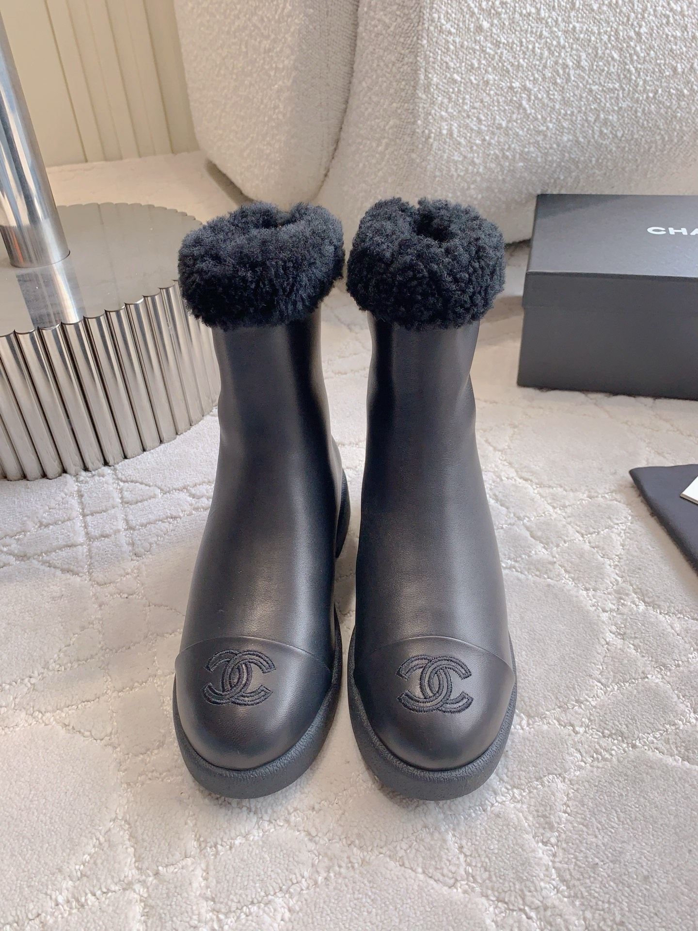 NO:626590,Slippers, shoes, boots Chane* new wool snow boots. The texture of suede collides with the warmth of imported wool. Step into the secret realm of French winter luxury. When the delicate touch of suede meets the rich warmth of imported wool, 25K snow boots become the answer to winter luxury. The upper texture is warm and the inner wool tightly locks in temperature. From walking on the street to traveling in the snow, every step is wrapped in high-end warmth.  Elegance and practicality are perfectly blended here. Calf leather for the upper, imported wool for the inner foot pad, original molded outsole, size 35-39 (customized 40 41), boots, chanel, boots, slippers, cowhide, chamois leather19860909拖鞋 单鞋 短靴 Chane*新款羊毛雪地靴 麂皮绒的质感碰撞进口羊毛的暖 一步踏入法式冬日的奢适秘境 当麂皮绒的细腻触感遇上进口羊毛的丰盈暖意 25K雪地靴便成了冬日的奢宠答案 鞋面肌理温润 内里羊毛紧密锁温 从街头漫步到踏雪出行 让每一步都裹挟着高级暖意 优雅与实用在此完美相融 鞋面小牛皮 内里垫脚进口一体羊毛 原版开模大底 尺码35-39（40 41定做）,靴子,chanel,boots,slippers,cowhide,chamois leather,Women's Shoes