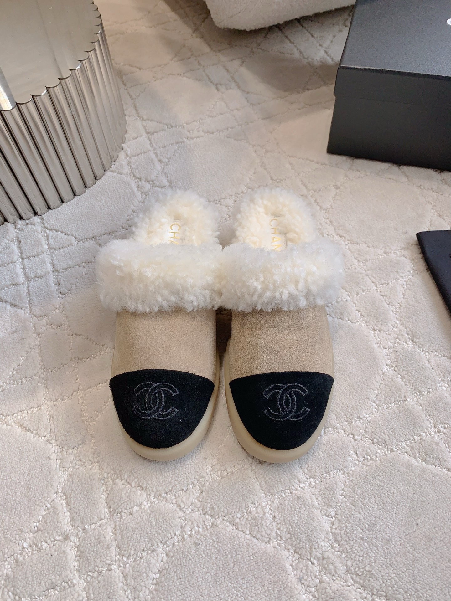 NO:593473,Slippers, shoes, short boots, Chane* new wool snow boots. The texture of suede collides with the warmth of imported wool. Step into the secret realm of French winter luxury. When the delicate touch of suede meets the rich warmth of imported wool, 25K snow boots become the answer to winter luxury. The texture of the upper is warm and the wool inside tightly locks in temperature. From walking on the street to traveling in the snow, every step is wrapped in high-end warmth.  Elegance and practicality are perfectly blended here. Calf leather upper, imported one-piece wool for the inner foot pad, original molded outsole, size 35-39 (customized 40 41), half-slip snow boots, chanel, boots, slippers, cowhide, chamois leather19860909拖鞋 单鞋 短靴 Chane*新款羊毛雪地靴 麂皮绒的质感碰撞进口羊毛的暖 一步踏入法式冬日的奢适秘境 当麂皮绒的细腻触感遇上进口羊毛的丰盈暖意 25K雪地靴便成了冬日的奢宠答案 鞋面肌理温润 内里羊毛紧密锁温 从街头漫步到踏雪出行 让每一步都裹挟着高级暖意 优雅与实用在此完美相融 鞋面小牛皮 内里垫脚进口一体羊毛 原版开模大底 尺码35-39（40 41定做）,半拖雪地靴,chanel,boots,slippers,cowhide,chamois leather,Women's Shoes