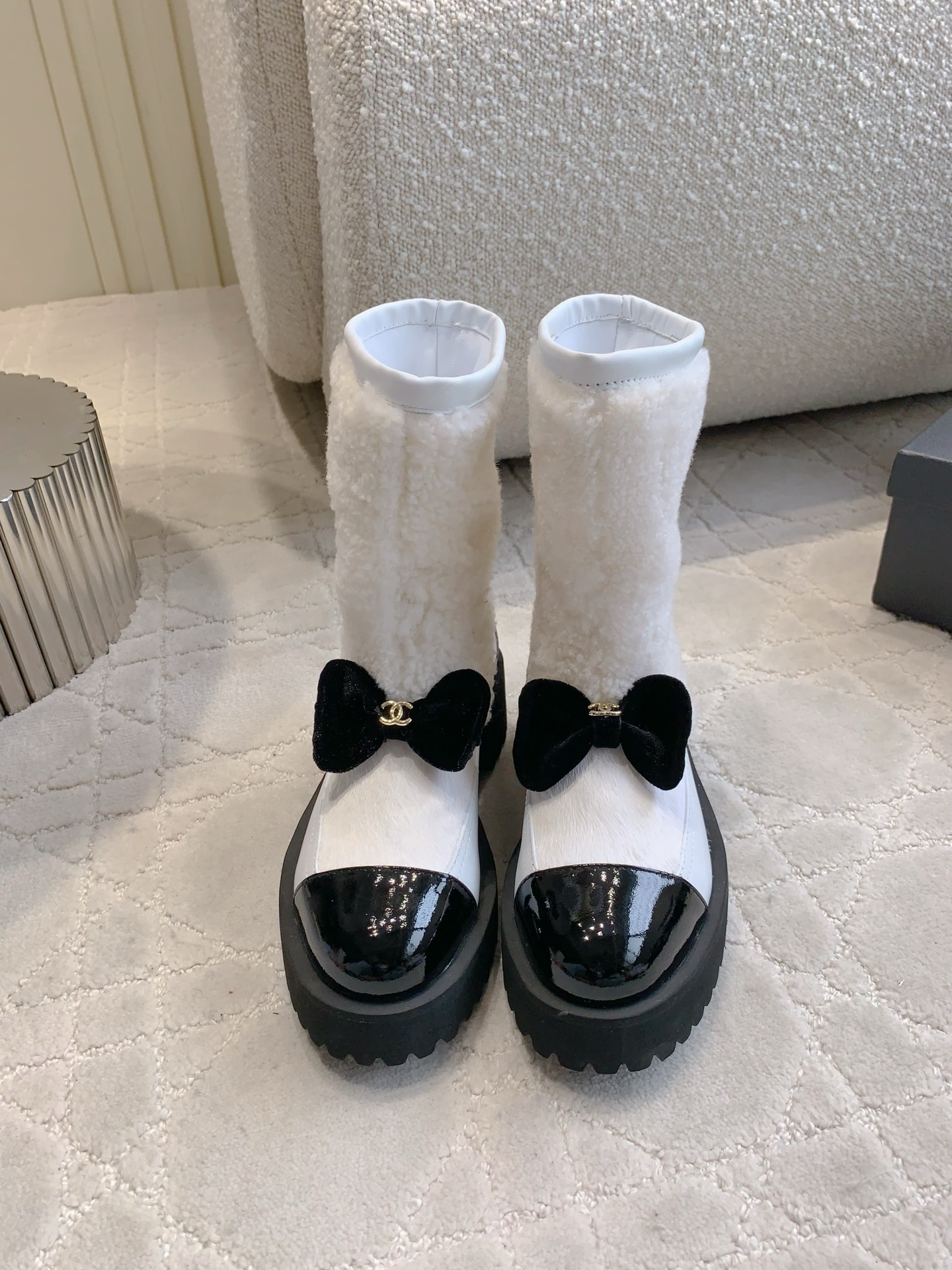 NO:593470,Short boots Long boots Chane's latest wool boots Warm and comfortable Bow decoration is cute and cute Thick sole design elongates the leg line Calfskin wool uppers Foot pad sheepskin lining Original molded outsole Size 35-39 (customized 40 41 42), boots, chanel, boots, cowhide, sheepskin19860909短靴 长靴 Chane*新款羊毛靴 温暖舒适 蝴蝶结装饰乖巧可爱 厚底设计拉长腿部线条 鞋面小牛皮羊毛 内里垫脚羊皮 原版开模大底 尺码35-39（40 41 42定做）,靴子,chanel,boots,cowhide,sheepskin,Women's Shoes
