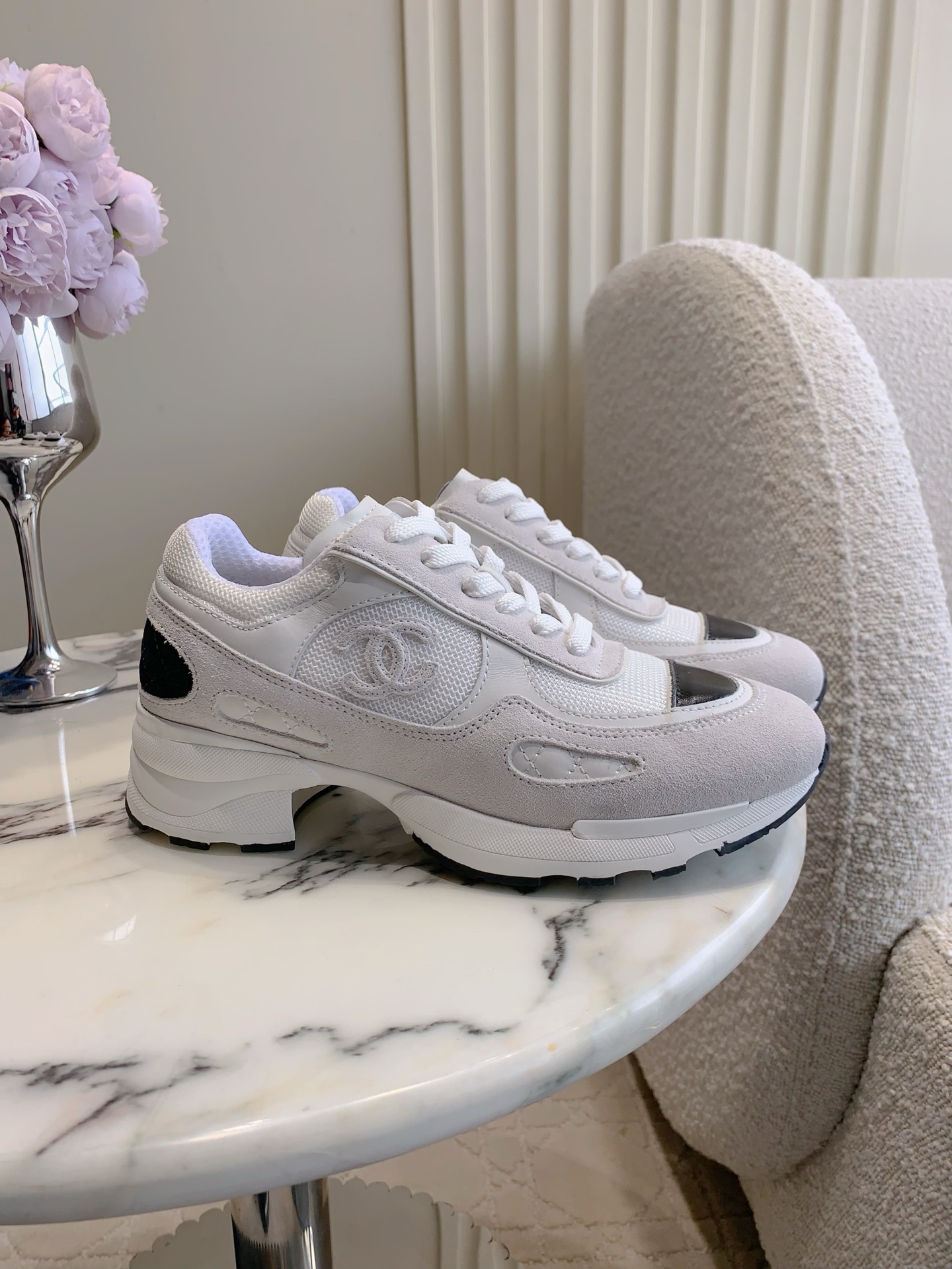 NO:648603,Low-heeled model Chane* The most anticipated thick-soled casual shoes of the year. I love you at first glance. They can be worn casually. They double the sense of fashion. They look taller and look stunning. A must-have casual sneaker for shoe lovers. Cowhide upper with mesh. Breathable mesh inside. Original molded outsole. Heel height 3cm. Sizes 35-39 (40 41 42 customized). Casual shoes/sports shoes, chanel, sneakers, cowhide.19860909矮跟款  Chane* 年度最期待的厚底休闲鞋 一眼心动 随便一搭 时髦感倍增 显高又出片 爱鞋星人必入的一款休闲运动鞋  鞋面牛皮拼接网面 内里透气网 原版开模大底 跟高3cm 尺码35-39（40 41 42定做）,休闲鞋/运动鞋,chanel,sneakers,cowhide,Women's Shoes