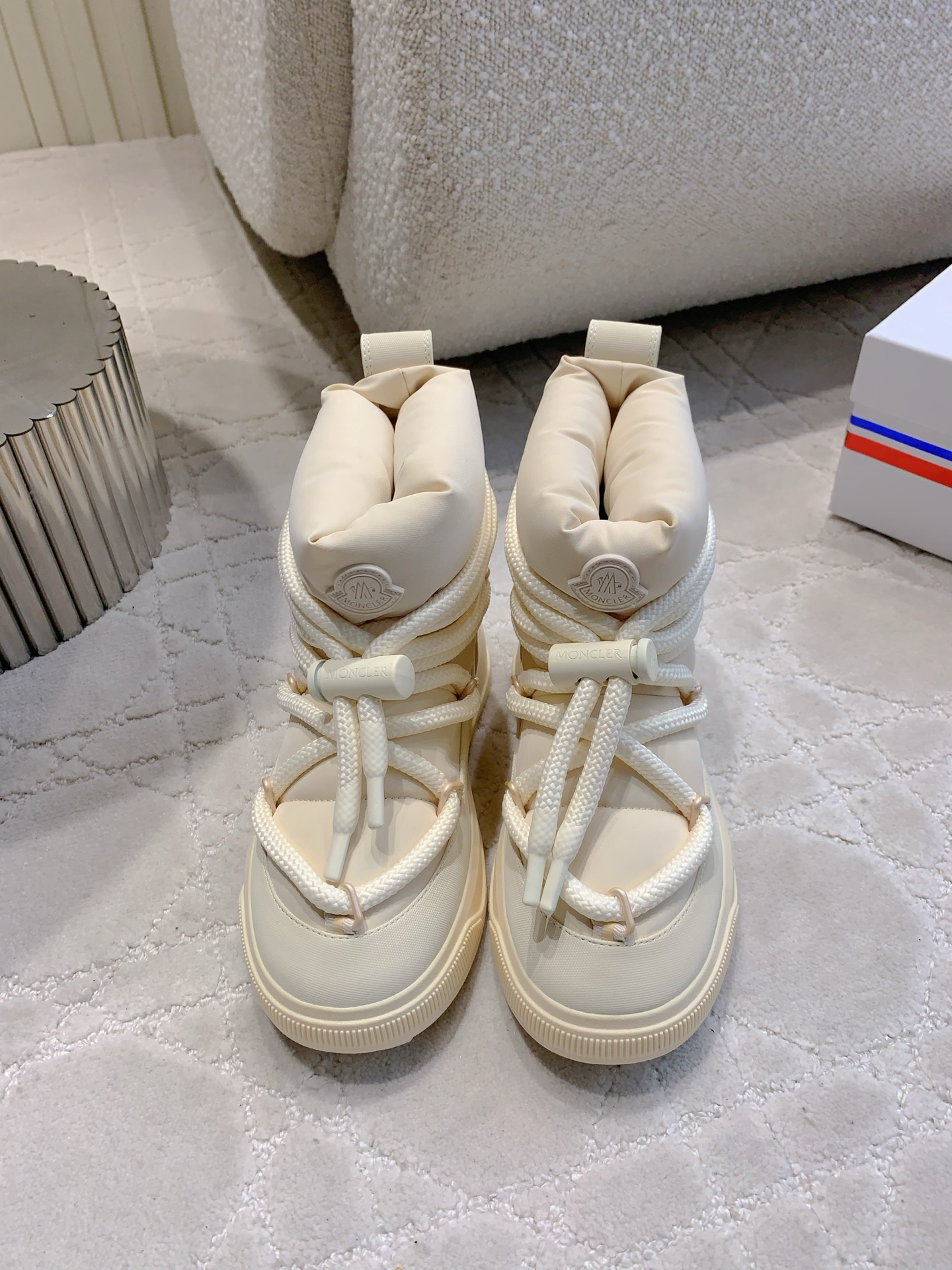 NO:616474,The same style for men and women. Moncle* new warm down boots for autumn and winter. Original replica. 100 down filling. Details are completely matched. Brand new fur boots weathervane. Very eye-catching. Simple and versatile. Original waterproof down cloth upper. Down filling is super warm. Original molded outsole. Women's size 35-39 (40 customized) Men's size 39-44 (45 46 customized), snow boots, boots, down jacket19860909男女同款 Moncle* 秋冬上新新款保暖羽绒靴 原版复刻 100羽绒填充 细节完全对版 全新毛靴风向标 非常抢眼 简约百搭不平凡 鞋面原版防水羽绒布面 羽绒填充超级保暖 原版开模大底 女码35-39（40定做）男码39-44（45 46定做）,雪地靴,boots,down jacket,Women's Shoes