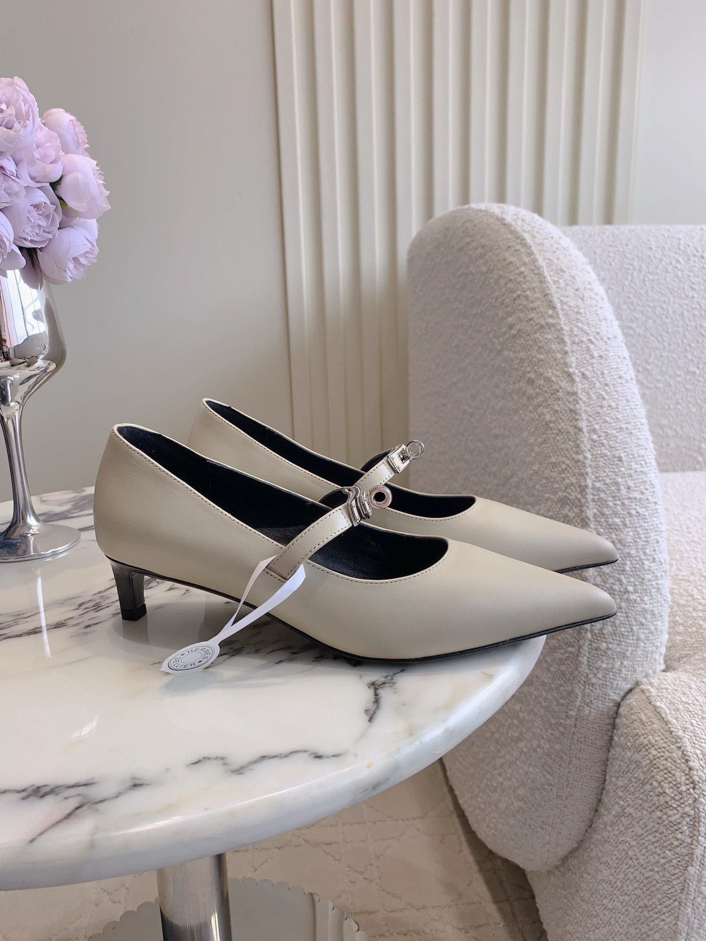 NO:613476,The top version of Herme* classic Kelly buckle pointed-toe shoes is so beautiful this season. Super versatile and fashionable old money style. Super comfortable on the feet. You can wear it casually with a high-end feel. Original calfskin upper, sheepskin lining, Italian genuine leather outsole. Heel height. Flat bottom/4cm. Size 35-39 (34 40 41 42 customized), single shoes, hermes, cowhide, sheepskin, Leather soles.19860909顶级版本 Herme*经典Kelly扣尖头单鞋 这一季的美到心坎里了 超级百搭时髦的老钱风 上脚超级舒适 随意穿出高级感 鞋面原版小牛皮 内里垫脚羊皮 意大利真皮大底 跟高 平底/4cm 尺码35-39（34 40 41 42定做）,单鞋,hermes,cowhide,sheepskin,Leather soles,Women's Shoes