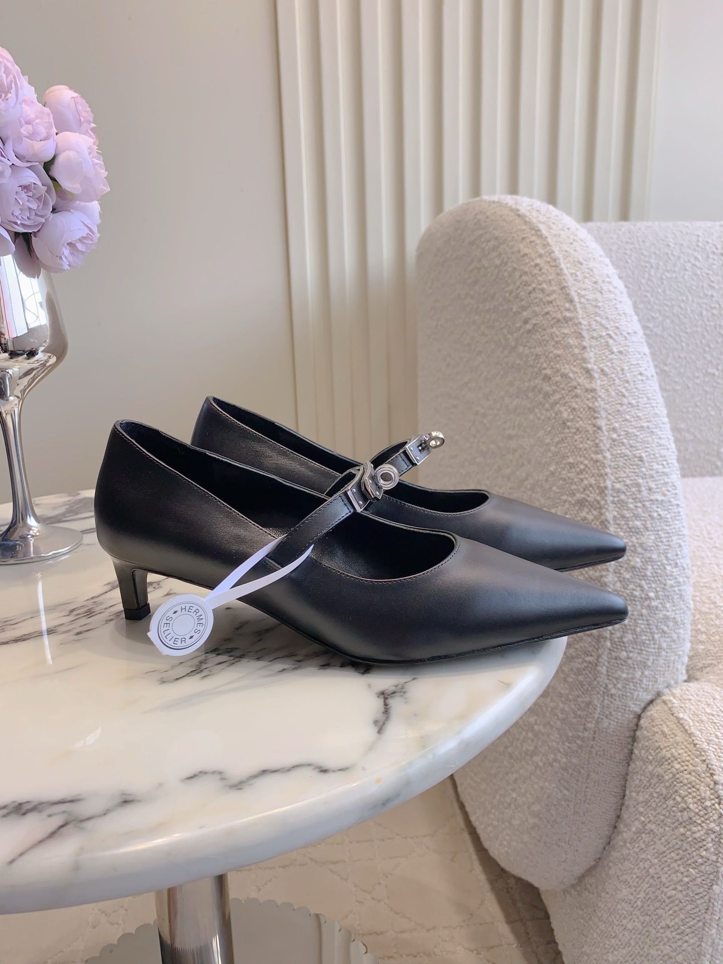 NO:613486,The top version of Herme* classic Kelly buckle pointed-toe shoes is so beautiful this season. Super versatile and fashionable old money style. Super comfortable on the feet. You can wear it casually with a high-end feel. Original calfskin upper, sheepskin lining, Italian genuine leather outsole. Heel height. Flat bottom/4cm. Size 35-39 (34 40 41 42 customized), single shoes, hermes, cowhide, sheepskin, Leather soles.19860909顶级版本 Herme*经典Kelly扣尖头单鞋 这一季的美到心坎里了 超级百搭时髦的老钱风 上脚超级舒适 随意穿出高级感 鞋面原版小牛皮 内里垫脚羊皮 意大利真皮大底 跟高 平底/4cm 尺码35-39（34 40 41 42定做）,单鞋,hermes,cowhide,sheepskin,Leather soles,Women's Shoes