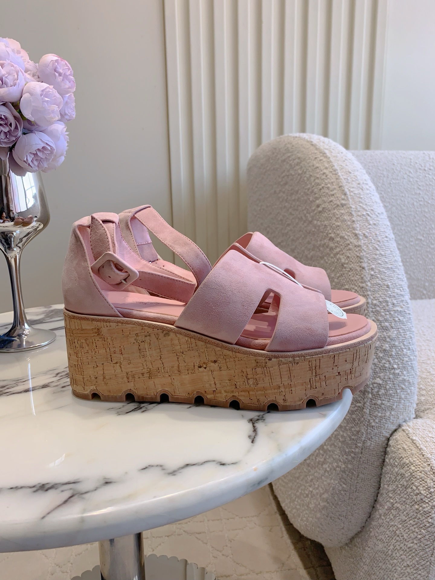 NO:906183,The top version of Herm* classic 'H' thick-soled sandals to create an avant-garde and modern figure. Exclusively original and developed water table private model, purely handmade top version!  The upper is made of original calfskin/sheep leather and the lining is made of top-grade mixed sheepskin!  Italian outsole craftsmanship!  Heel height 7cm, size 35-39 (40.41 custom-made, non-refundable and non-exchangeable), high heels and sandals, hermes, sandals, high heels, cowhide, sheepskin, sheep19860909顶级版本 Herm* 经典“H”厚底凉鞋 ,打造前卫摩登体型.独家原版开发水台私模 ,纯手工制作顶级版本！ 鞋面原版小牛皮/羊京 内里垫脚顶级混种羊皮！ 意大利大底工艺 ！跟高7cm 尺码35-39（40.41订做不退不换）,高跟鞋凉鞋,hermes,sandals,high heels,cowhide,sheepskin,sheep,Women's Shoes