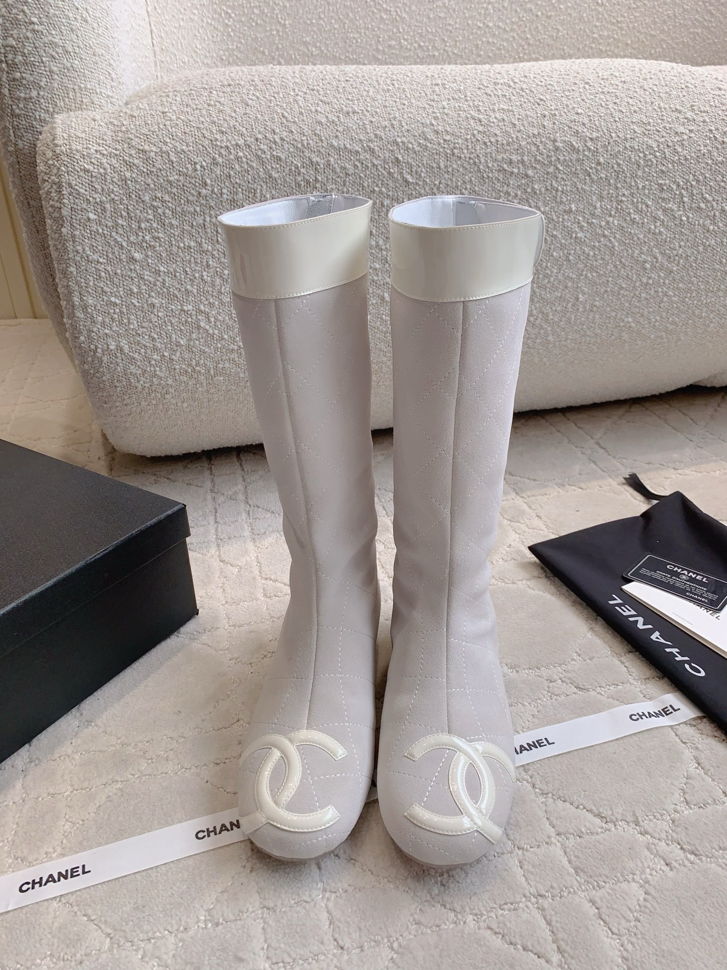 NO:648628,Chane*'s new Kangpeng series of boots have a great effect on the feet. They can be easily managed in any outfit. They are well-handled and comfortable on the feet. A versatile item that can be casual or formal and elegant. Cow suede upper. Original molded outsole. Sizes 35-39 (40 custom-made), boots, chanel, boots19860909Chane*新款康鹏系列长靴 上脚效果绝了 任何穿搭都能轻松驾驭 妥妥拿捏 脚感舒适 可休闲可正式优雅的百搭单品 鞋面牛反绒 原版开模大底 尺码35-39（40 定做）,靴子,chanel,boots,Women's Shoes