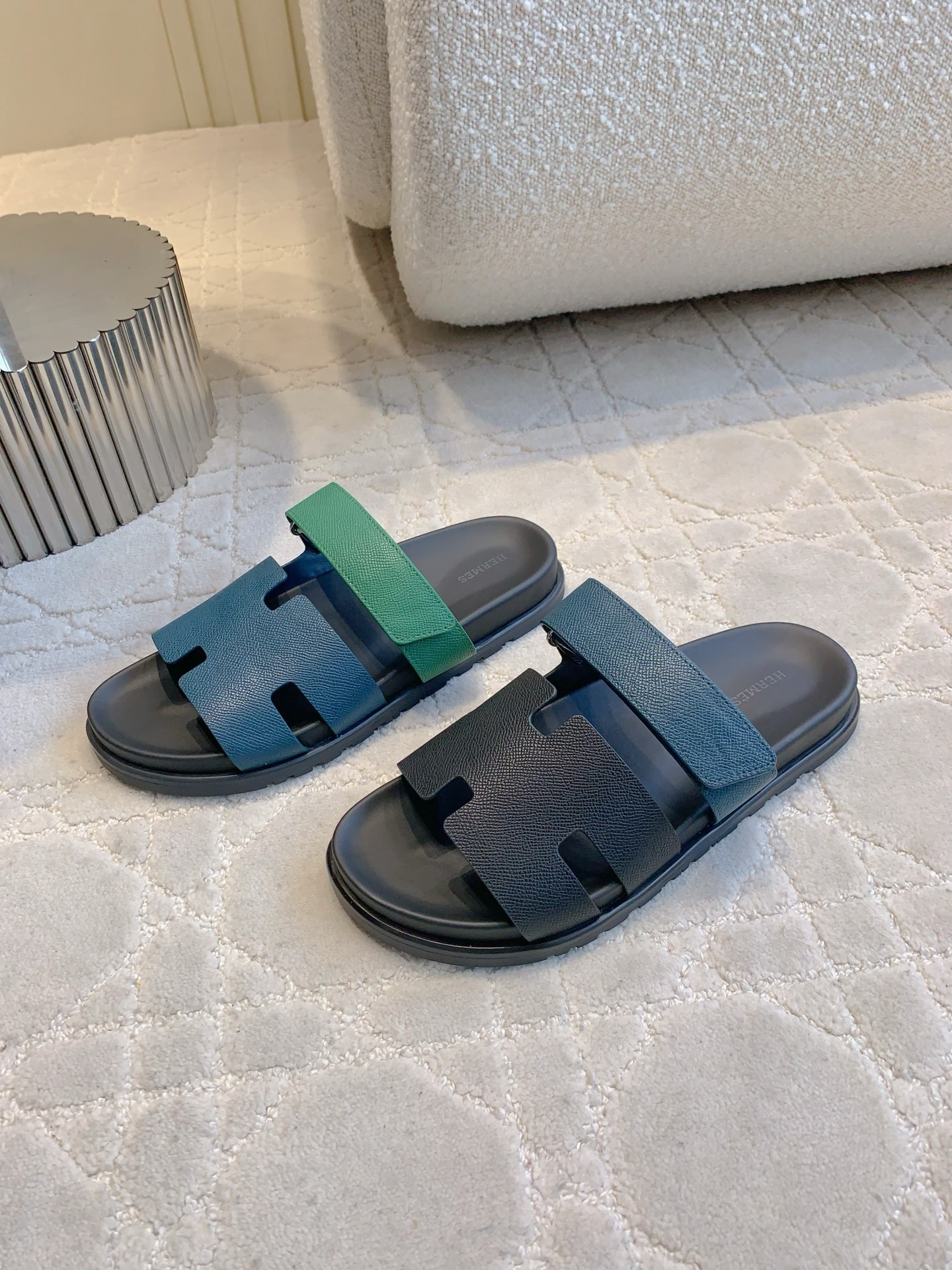 NO:760804,Top version, same style for men and women, Herme* classic slippers, Empire sandals series, fashionable and versatile, super comfortable, every detail is perfect, original swift calfskin/suede upper, original 1:1 exclusive private model, original private model outsole, women's model 35-39 (40.41.42 customized, non-refundable and non-exchangeable), men's model 38~45 (46.47, customized non-refundable and non-exchangeable), slippers, hermes, stuart  weitzman,sandals,slippers,cowhide,chamois leather19860909顶级版本 男女同款 Herme* 经典二舅拖 Empire 凉鞋系列时尚又百搭 超级舒服 每个细节都做到 极致  鞋面原版swift小牛皮/麂皮 原版1:1独家私模 原版私模大底  女款35-39（40.41.42定制不退不换）男款38~45（46.47定制不退不换）,拖鞋,hermes,stuart weitzman,sandals,slippers,cowhide,chamois leather,Women's Shoes