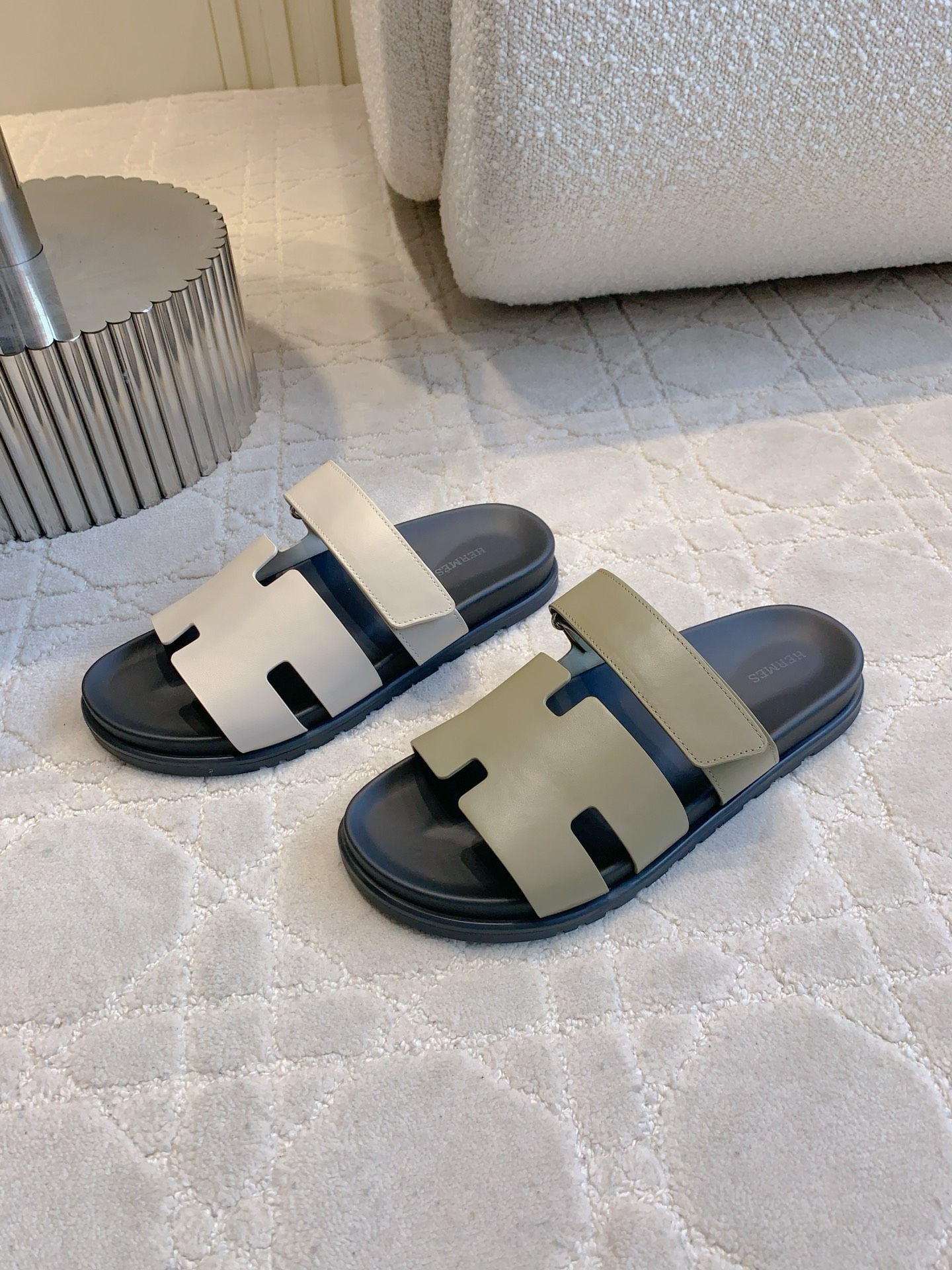 NO:906205,Top version, same style for men and women, Herme* classic slippers, Empire sandals series, fashionable and versatile, super comfortable, every detail is perfect, original swift calfskin/suede upper, original 1:1 exclusive private model, original private model outsole, women's model 35-39 (40.41.42 customized, non-refundable and non-exchangeable), men's model 38~45 (46.47, customized non-refundable and non-exchangeable), slippers, hermes, stuart  weitzman,sandals,slippers,cowhide,chamois leather19860909顶级版本 男女同款 Herme* 经典二舅拖 Empire 凉鞋系列时尚又百搭 超级舒服 每个细节都做到 极致  鞋面原版swift小牛皮/麂皮 原版1:1独家私模 原版私模大底  女款35-39（40.41.42定制不退不换）男款38~45（46.47定制不退不换）,拖鞋,hermes,stuart weitzman,sandals,slippers,cowhide,chamois leather,Women's Shoes