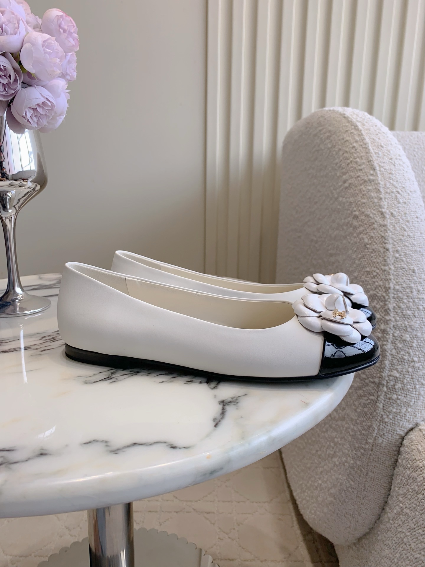 NO:627011,CHANE* classic camellia flat shoes, exquisite and delicate, great upper, retro and fashionable, sheepskin upper, sheepskin lining, Italian leather outsole, size 35-39 (customized 40 41), single shoes Mary Jane, chanel, mary jane, sheepskin, Leather soles19860909CHANE*经典款山茶花平底单鞋 精致又秀气 上脚超赞 复古又时髦 鞋面羊皮 内里垫脚羊皮 意大利真皮大底 尺码35-39（40 41定做）,单鞋玛丽珍,chanel,mary jane,sheepskin,Leather soles,Women's Shoes