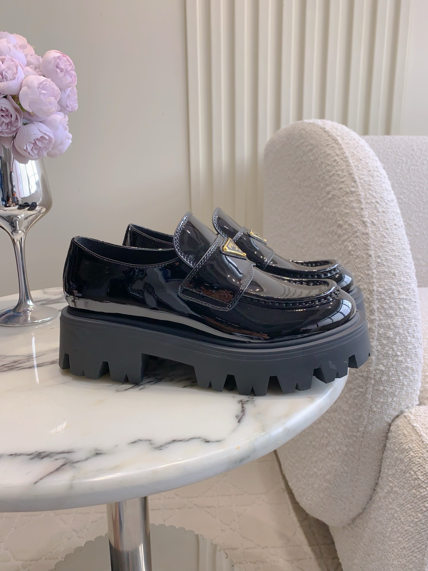 NO:627038,Top version PRAD* new triangular logo thick-soled Mary Jane shoes. Thick-soled design makes your feet look longer in seconds. Lightweight, comfortable and easy to wear. Simple and elegant. Purchased from the original version and made 1:1. Full of details. Cowhide upper. Cowhide inner lining. Original molded outsole. Size 35-39 (40 41 custom-made), loafers, prada, loafers, mary jane, cowhide.19860909顶级版本 PRAD*新款三角标厚底玛丽珍鞋 厚底设计上脚秒变大长腿 轻便舒适好穿 简约大气 原版购入1:1打造 细节感拉满 鞋面牛皮 内里垫脚牛皮 原版开模大底 尺码35-39（ 40 41定做）,乐福鞋,prada,loafers,mary jane,cowhide,Women's Shoes